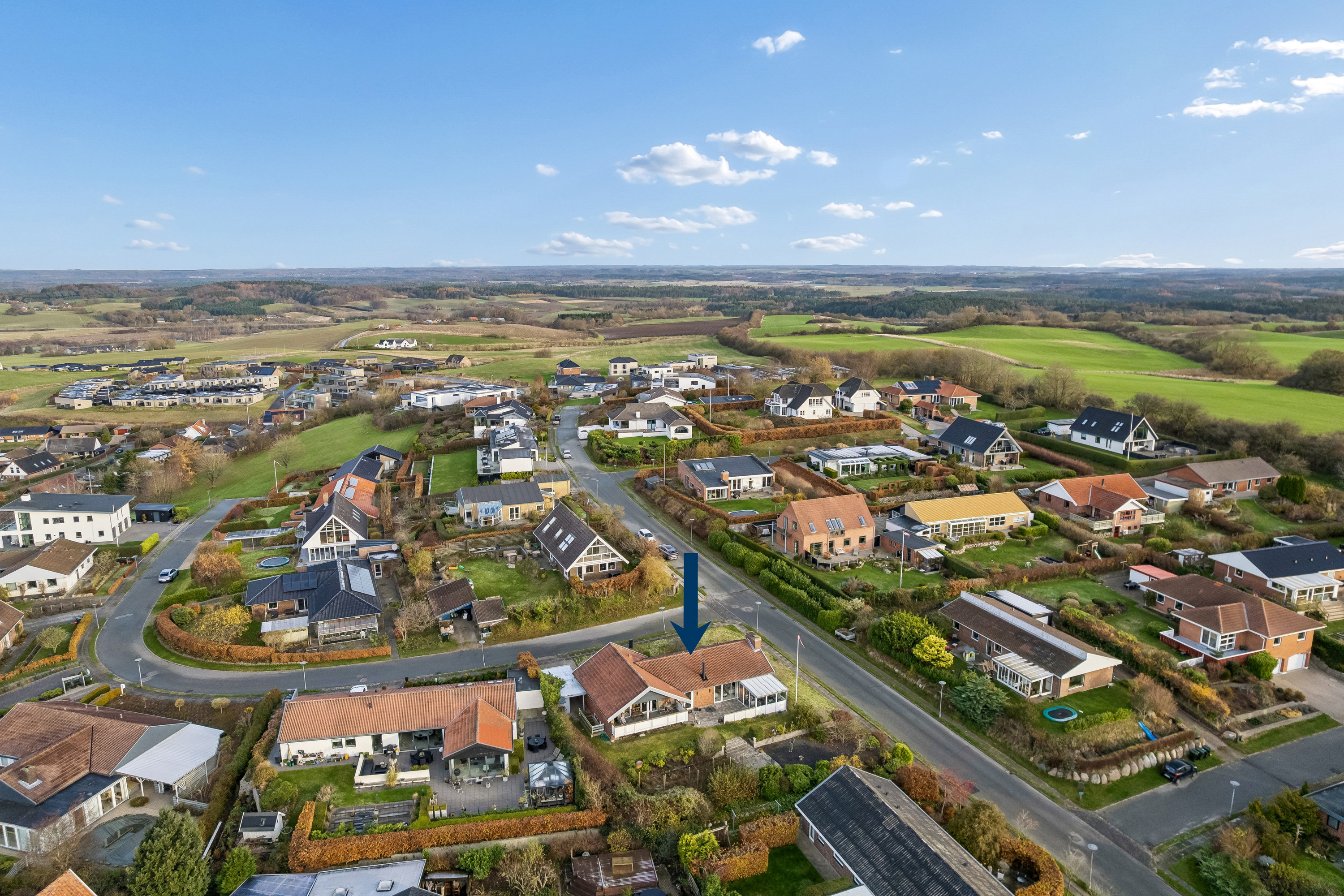 Fremhævet luftfoto billede i fuldskærmstilstand. Billede af Baunevænget 17, 8410 Rønde