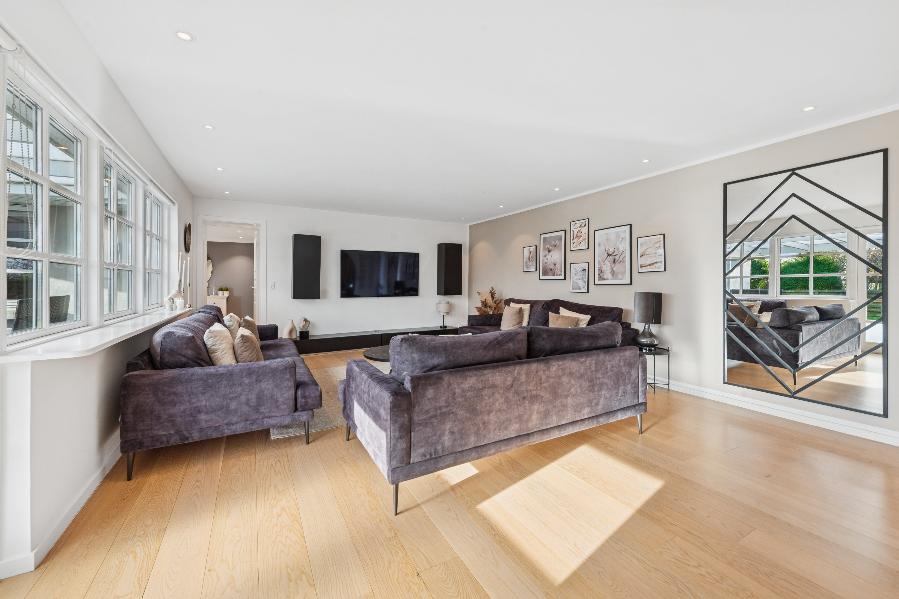 Fremhævet stue billede i fuldskærmstilstand. Billede af Løvager 1, 2670 Greve