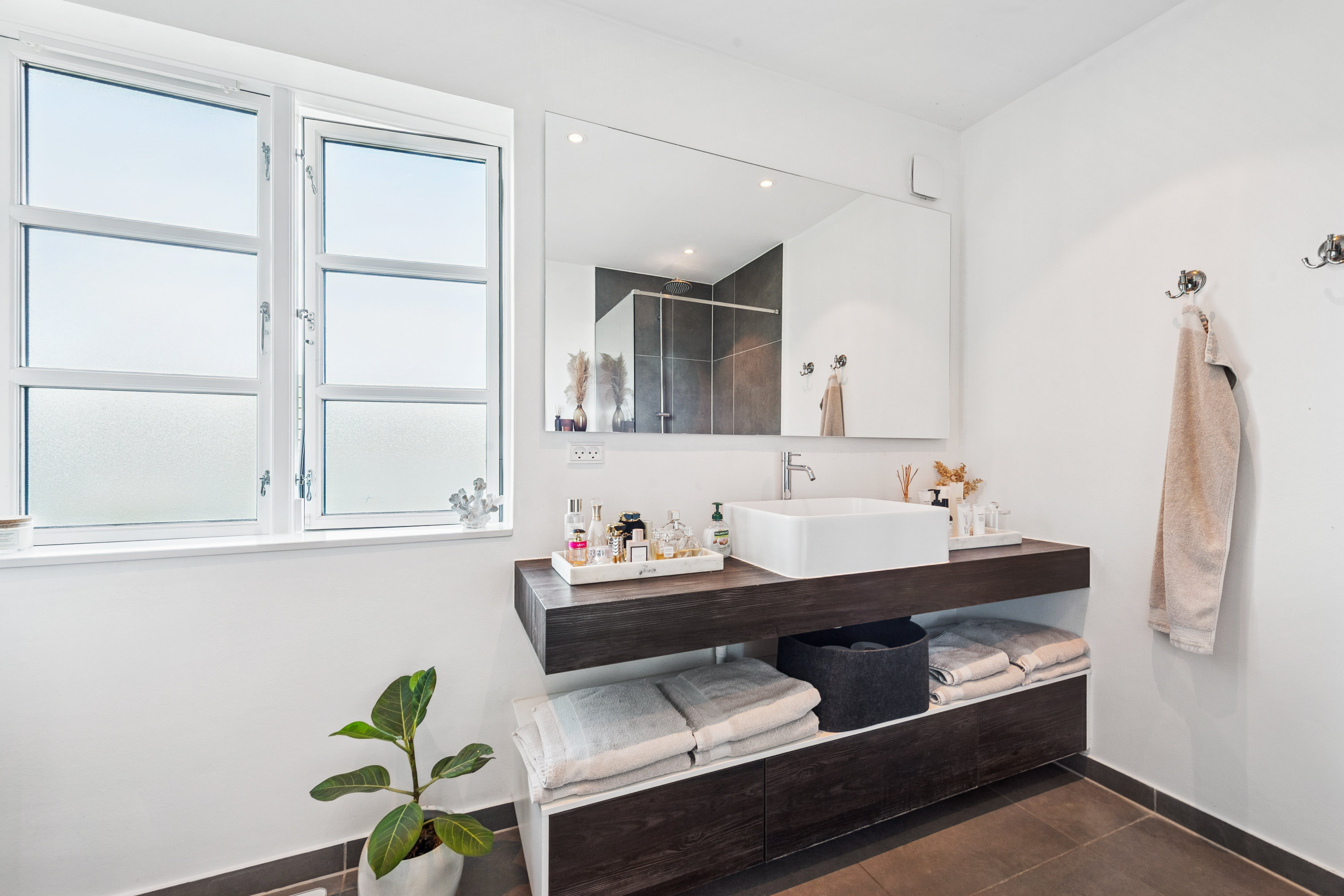 Fremhævet badeværelse billede i fuldskærmstilstand. Billede af Løvager 1, 2670 Greve