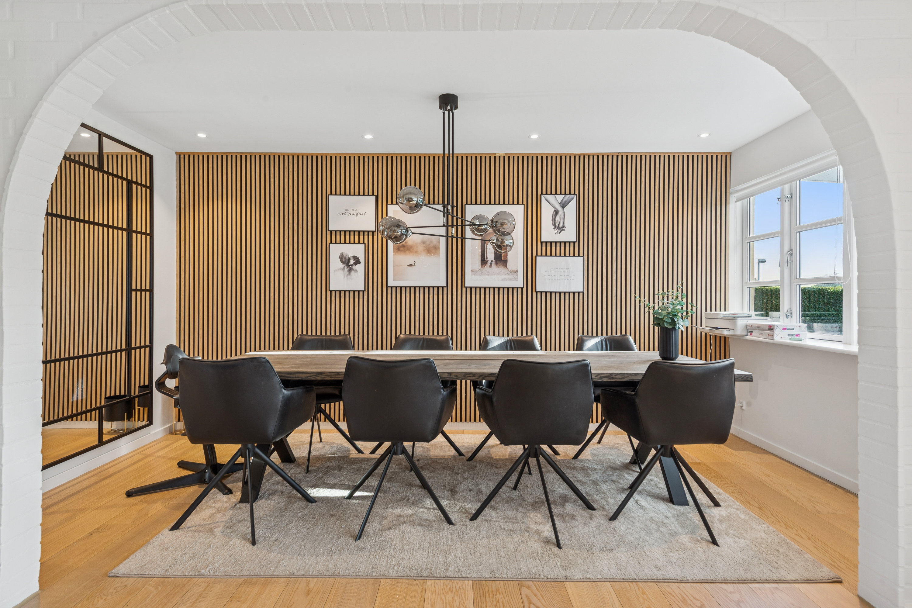 Fremhævet stue billede i fuldskærmstilstand. Billede af Løvager 1, 2670 Greve