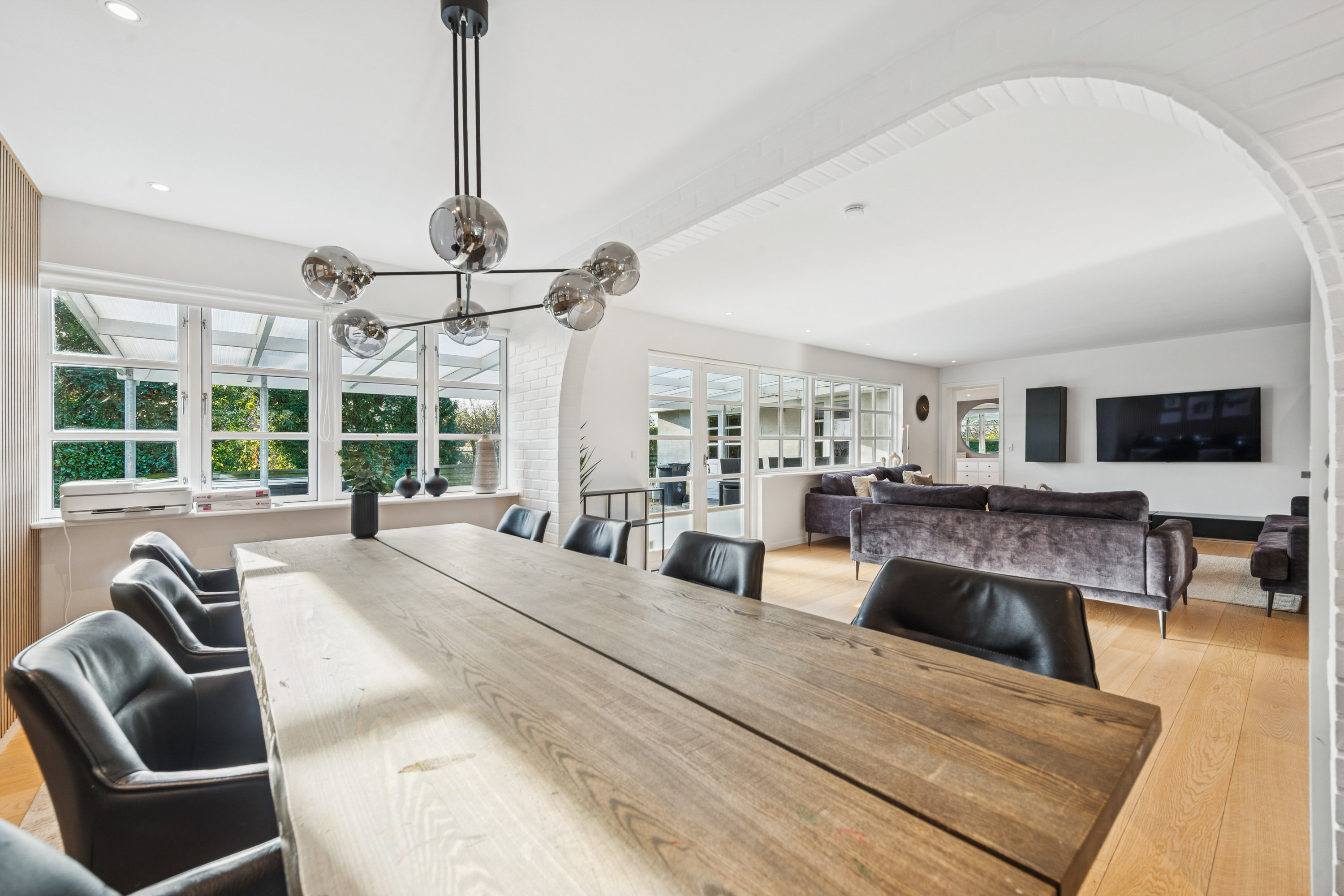 Fremhævet stue billede i fuldskærmstilstand. Billede af Løvager 1, 2670 Greve