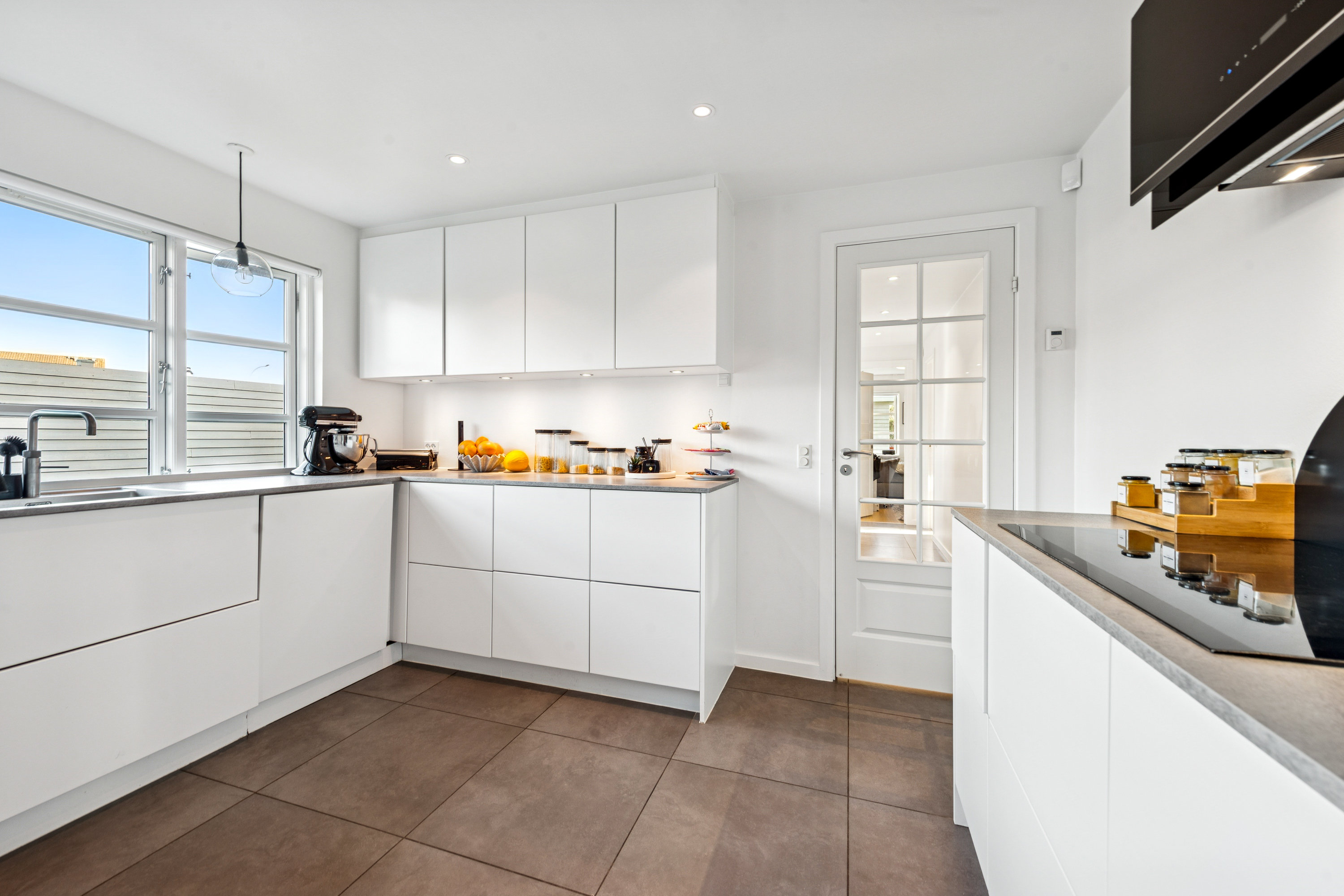 Fremhævet køkken billede i fuldskærmstilstand. Billede af Løvager 1, 2670 Greve