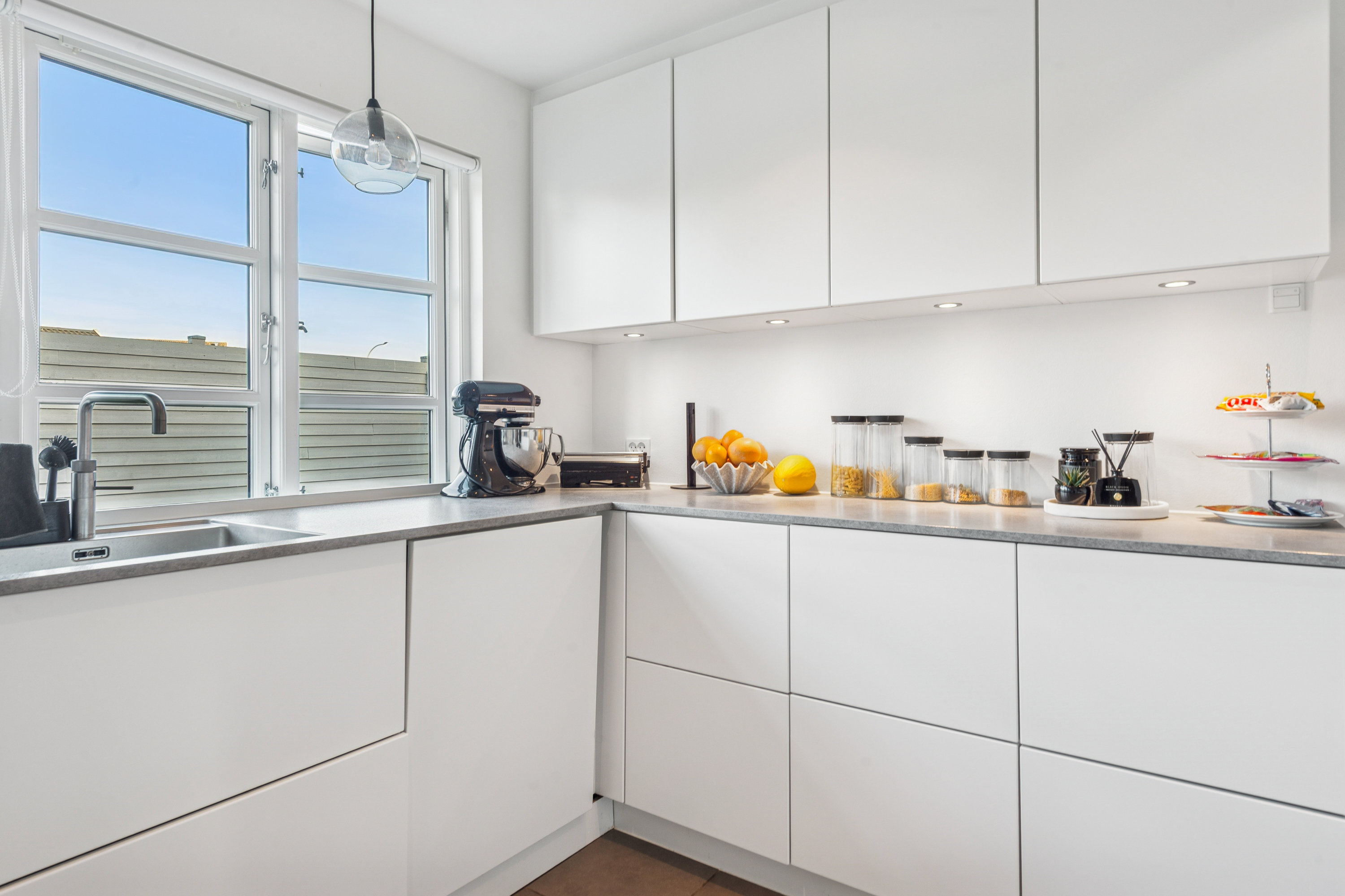 Fremhævet køkken billede i fuldskærmstilstand. Billede af Løvager 1, 2670 Greve