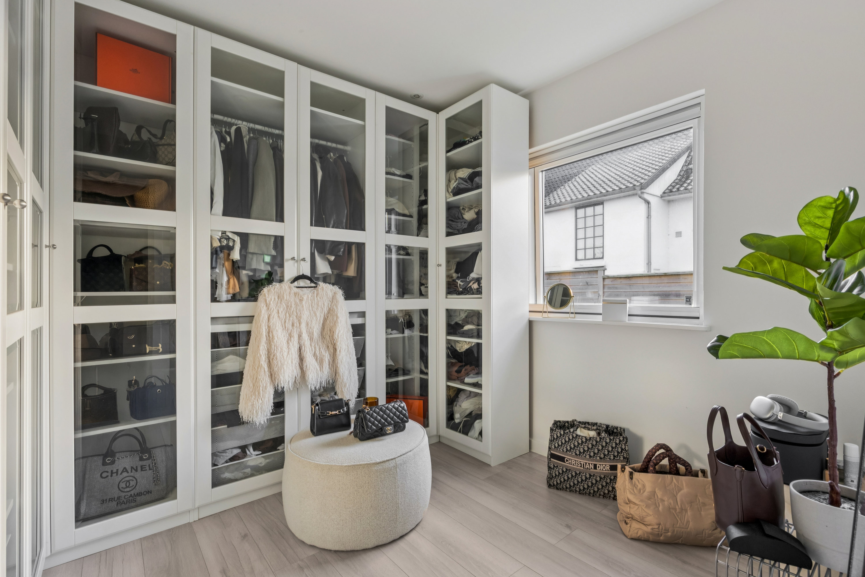 Fremhævet stue billede i fuldskærmstilstand. Billede af Strandvejen 96, 4600 Køge