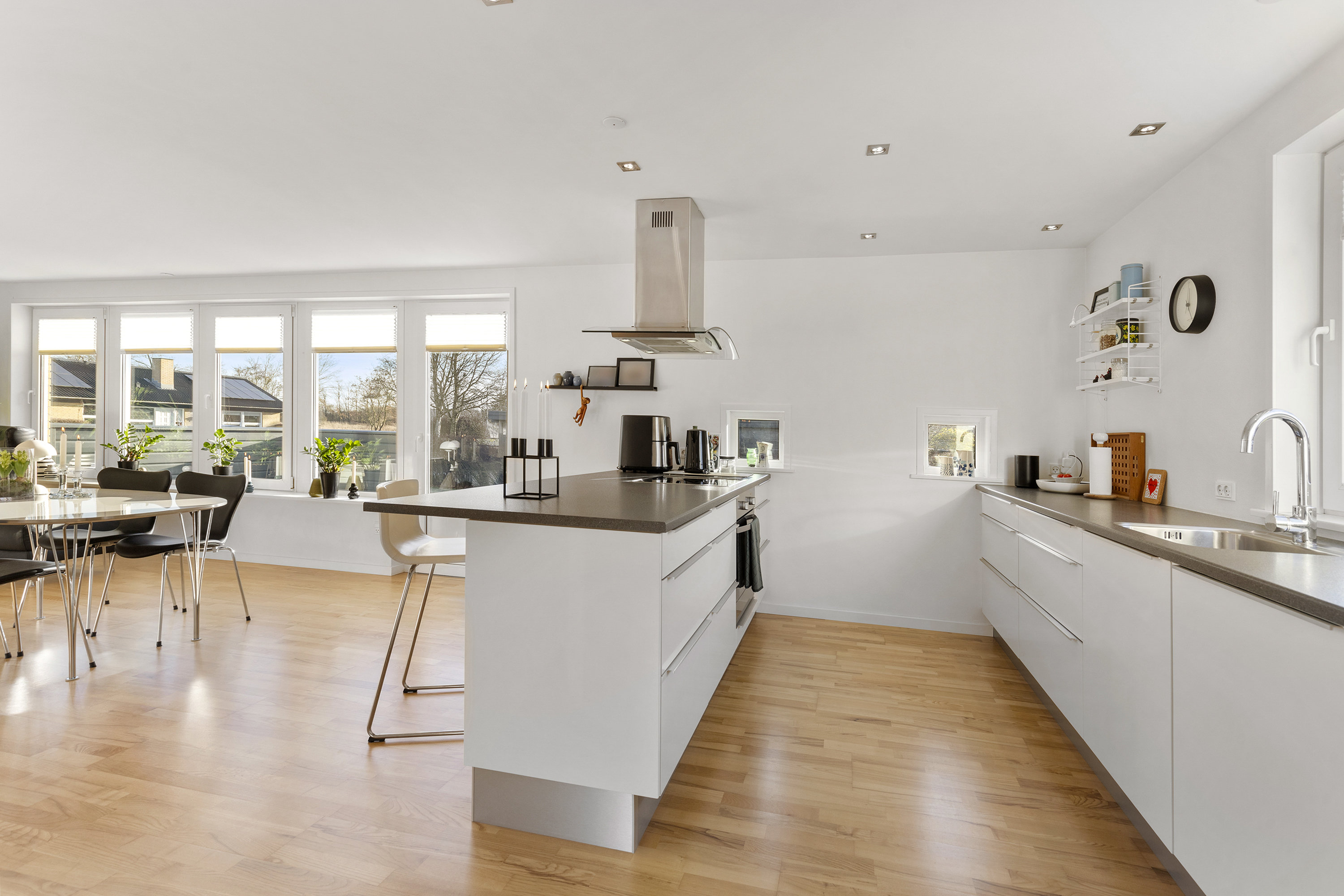 Fremhævet køkken billede i fuldskærmstilstand. Billede af Søren Vestergaards Vej 3, 9760 Vrå