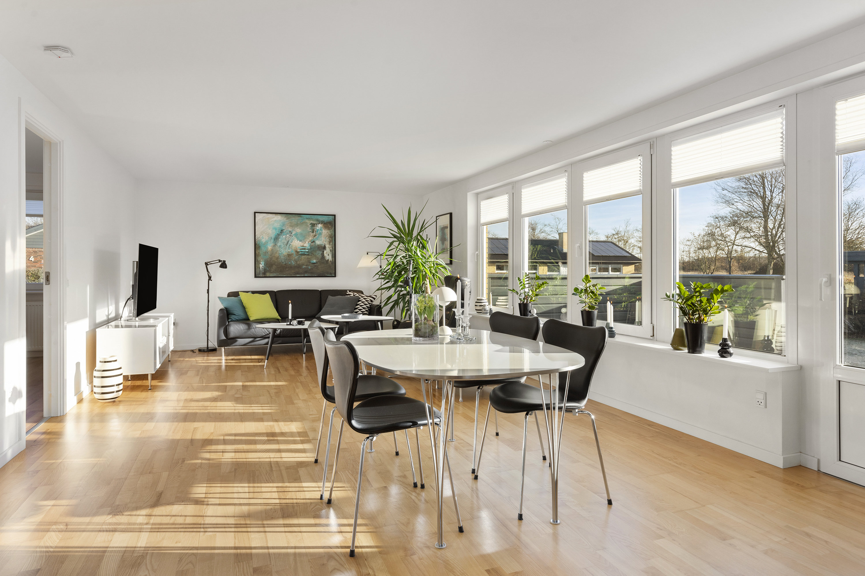 Fremhævet stue billede i fuldskærmstilstand. Billede af Søren Vestergaards Vej 3, 9760 Vrå