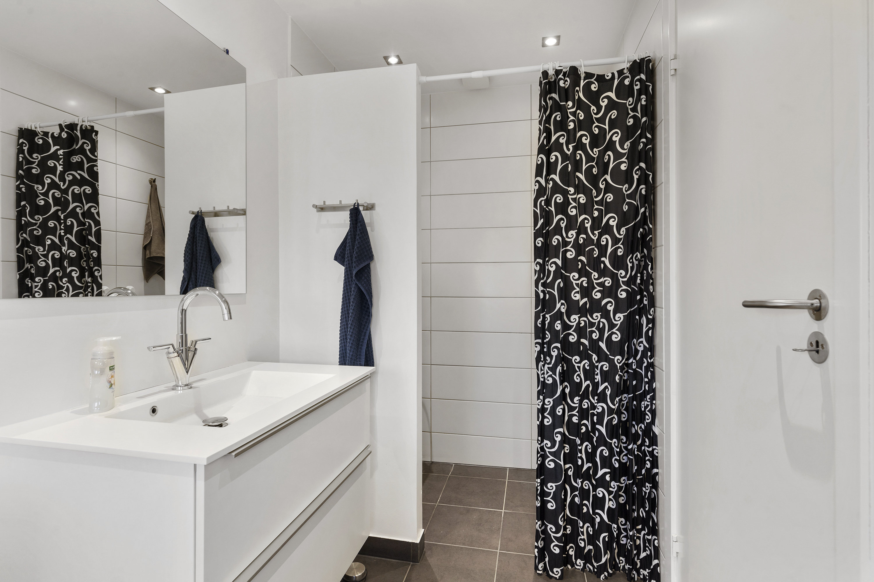 Fremhævet badeværelse billede i fuldskærmstilstand. Billede af Søren Vestergaards Vej 3, 9760 Vrå