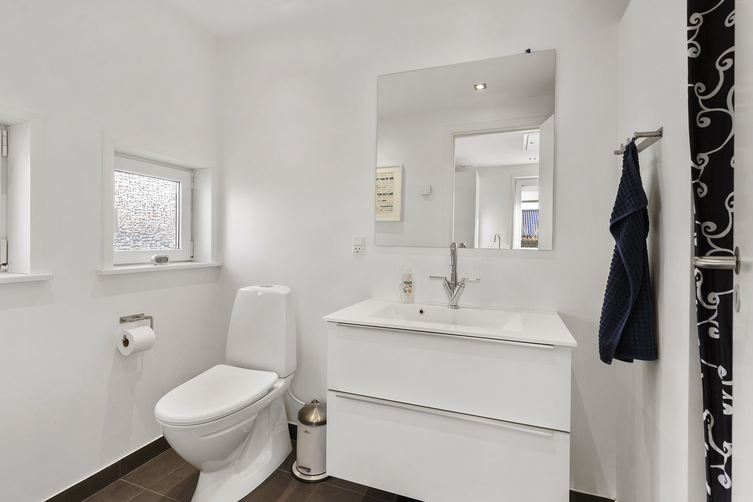 Fremhævet badeværelse billede i fuldskærmstilstand. Billede af Søren Vestergaards Vej 3, 9760 Vrå