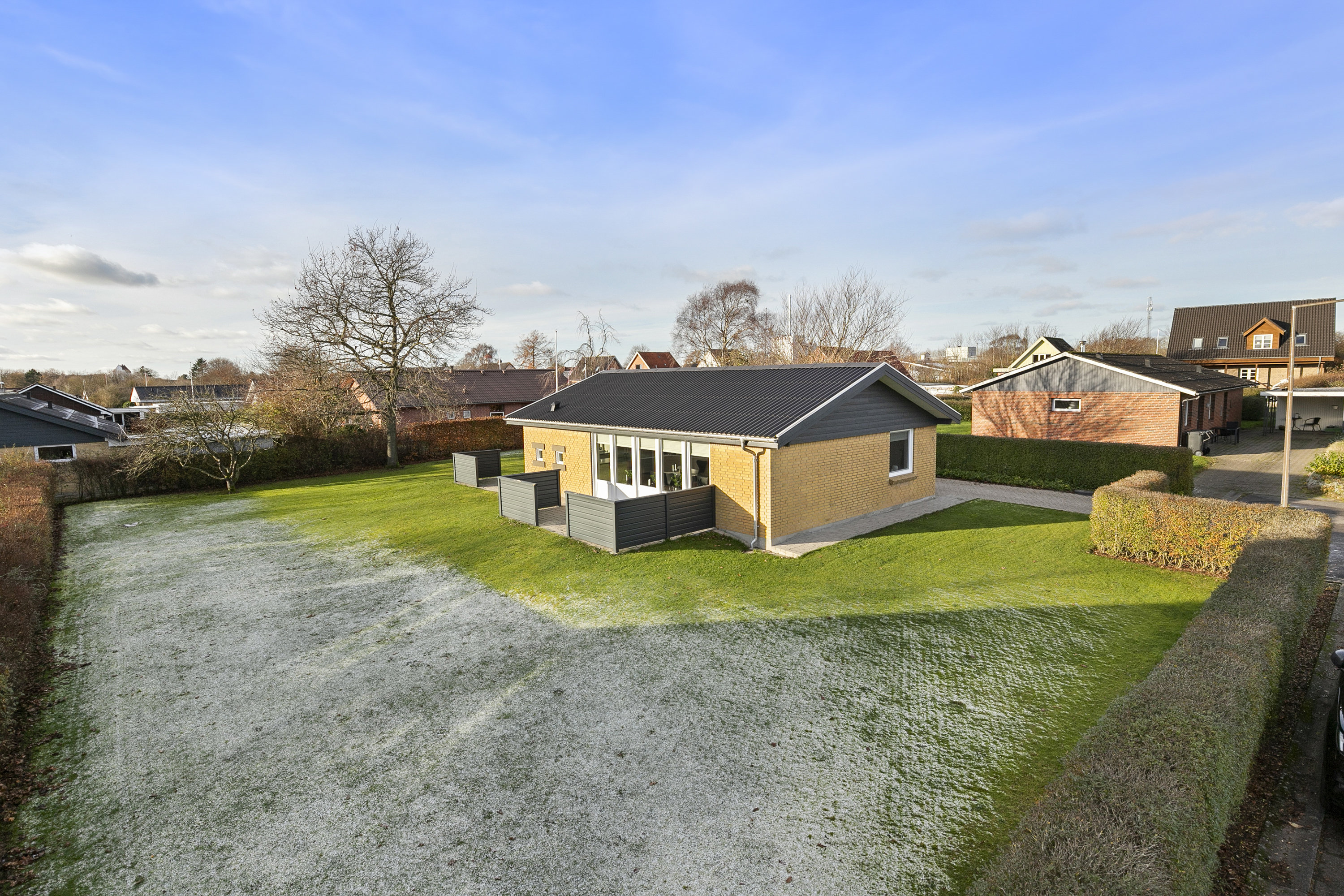 Fremhævet facade billede i fuldskærmstilstand. Billede af Søren Vestergaards Vej 3, 9760 Vrå