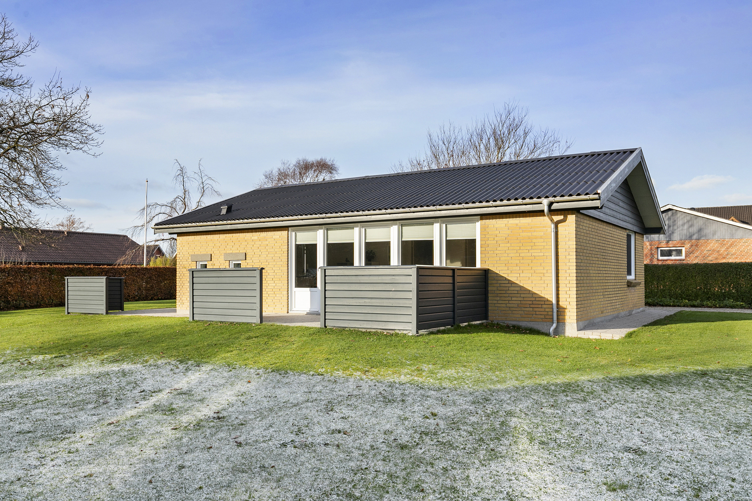 Fremhævet facade billede i fuldskærmstilstand. Billede af Søren Vestergaards Vej 3, 9760 Vrå