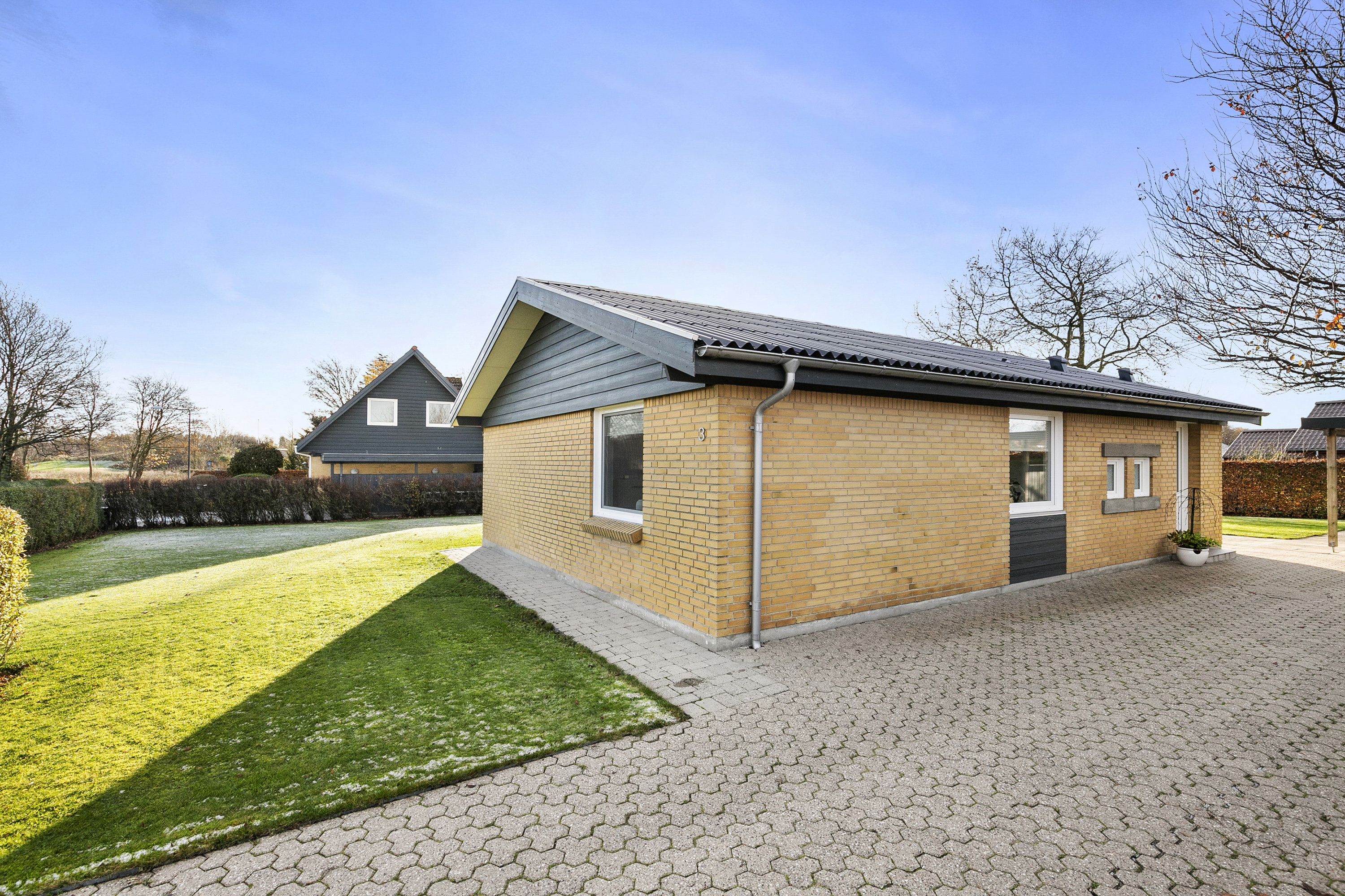 Fremhævet facade billede i fuldskærmstilstand. Billede af Søren Vestergaards Vej 3, 9760 Vrå