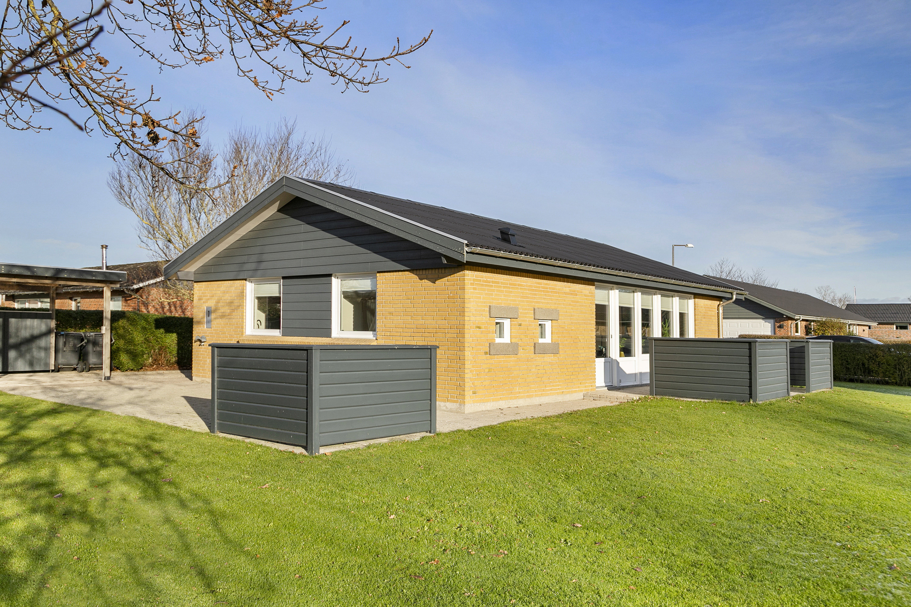 Fremhævet facade billede i fuldskærmstilstand. Billede af Søren Vestergaards Vej 3, 9760 Vrå