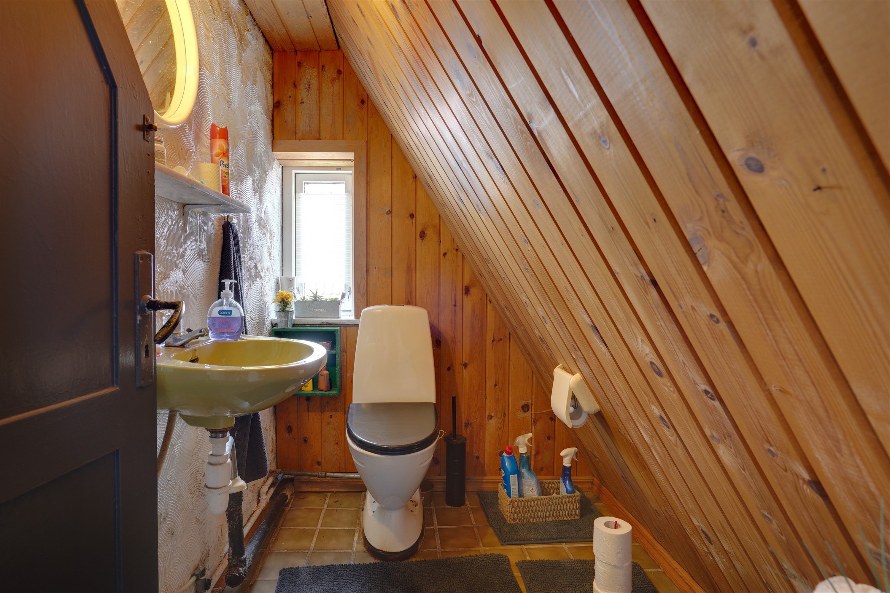 Fremhævet toilet billede i fuldskærmstilstand. Billede af Havnevej 28, 6320 Egernsund