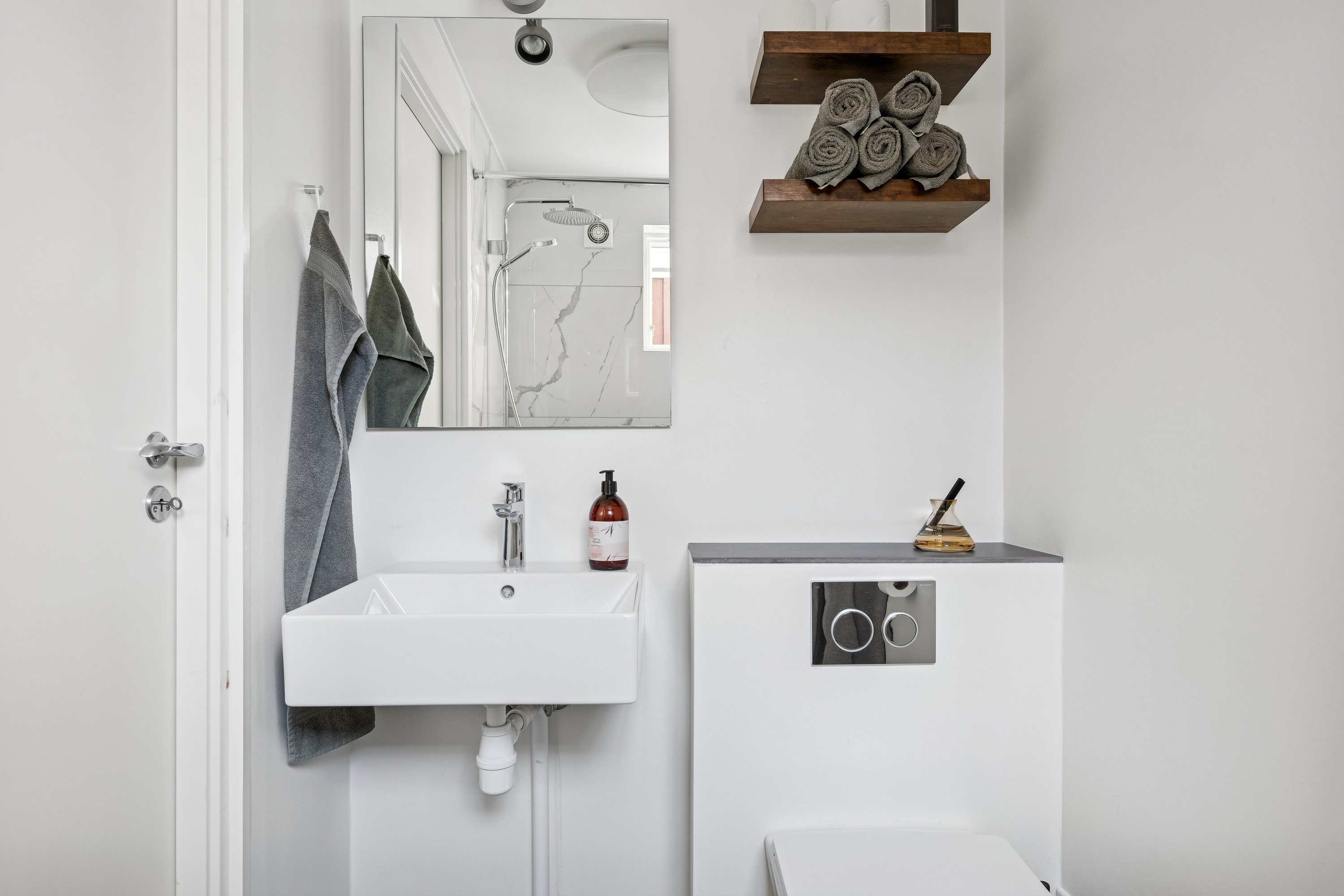 Fremhævet badeværelse billede i fuldskærmstilstand. Billede af Øerkrogvejen 2, 318., 8400 Ebeltoft