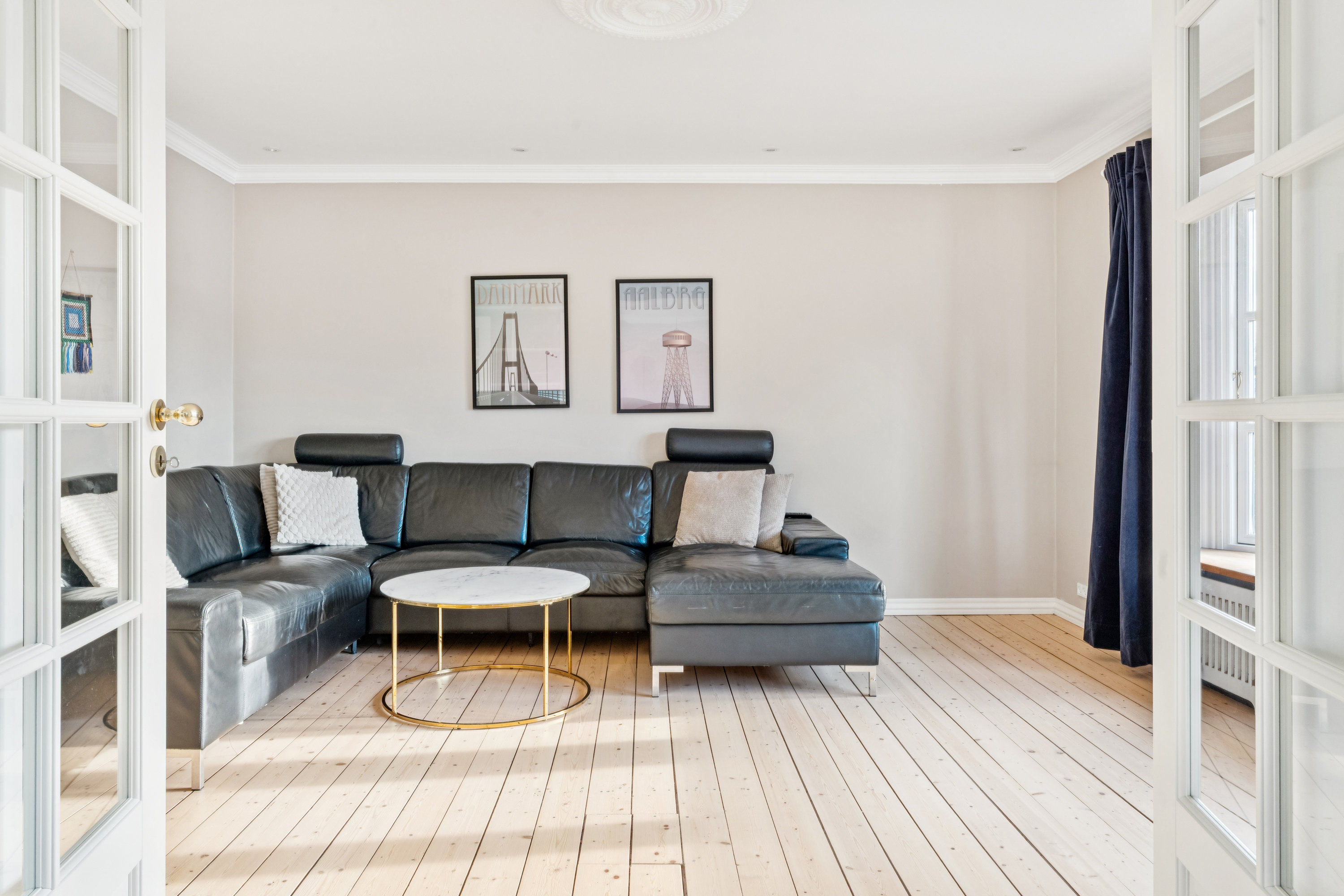 Fremhævet stue billede i fuldskærmstilstand. Billede af Poul Buås Vej 6, 9000 Aalborg