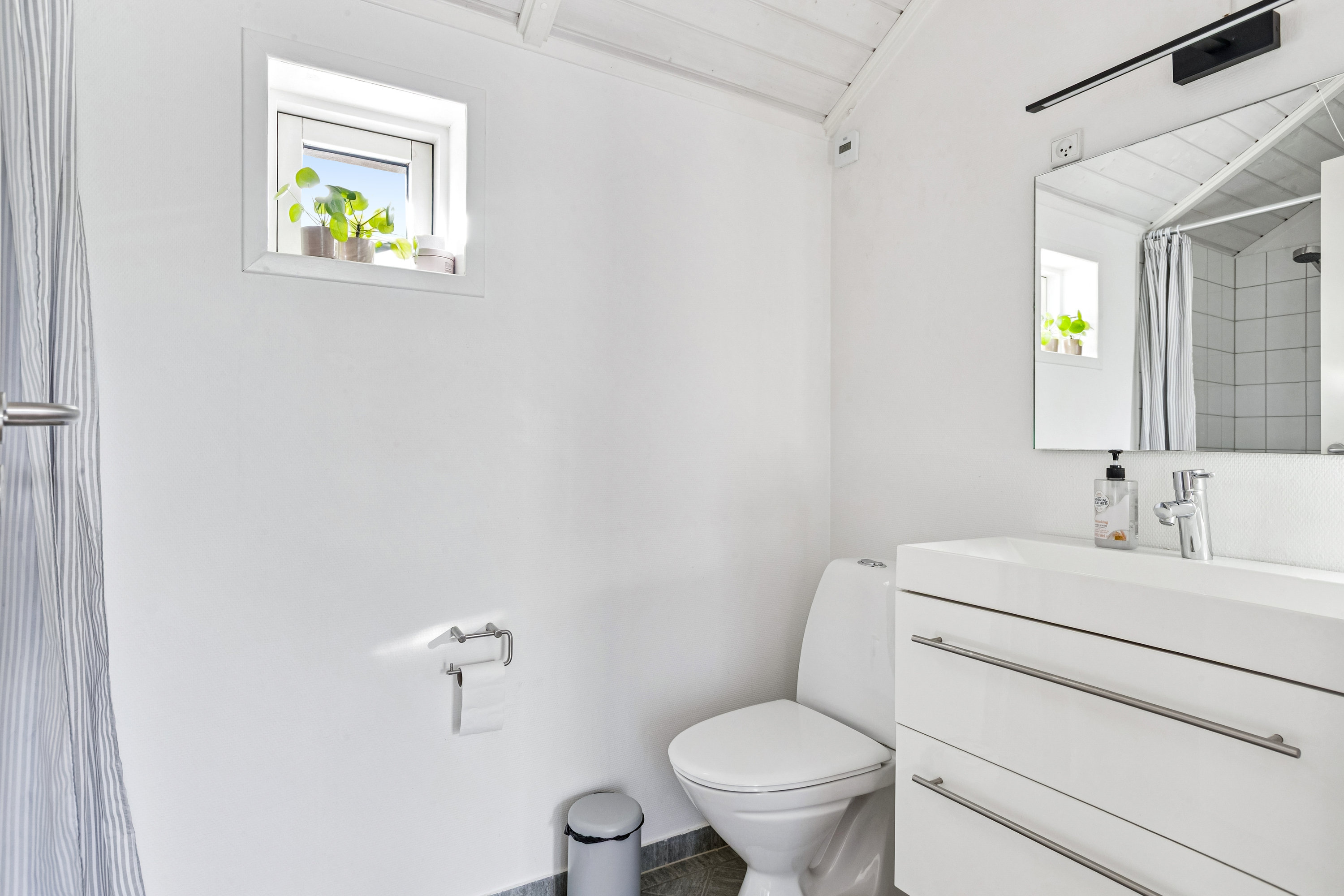 Fremhævet badeværelse billede i fuldskærmstilstand. Billede af Turbinevej 38, 3150 Hellebæk