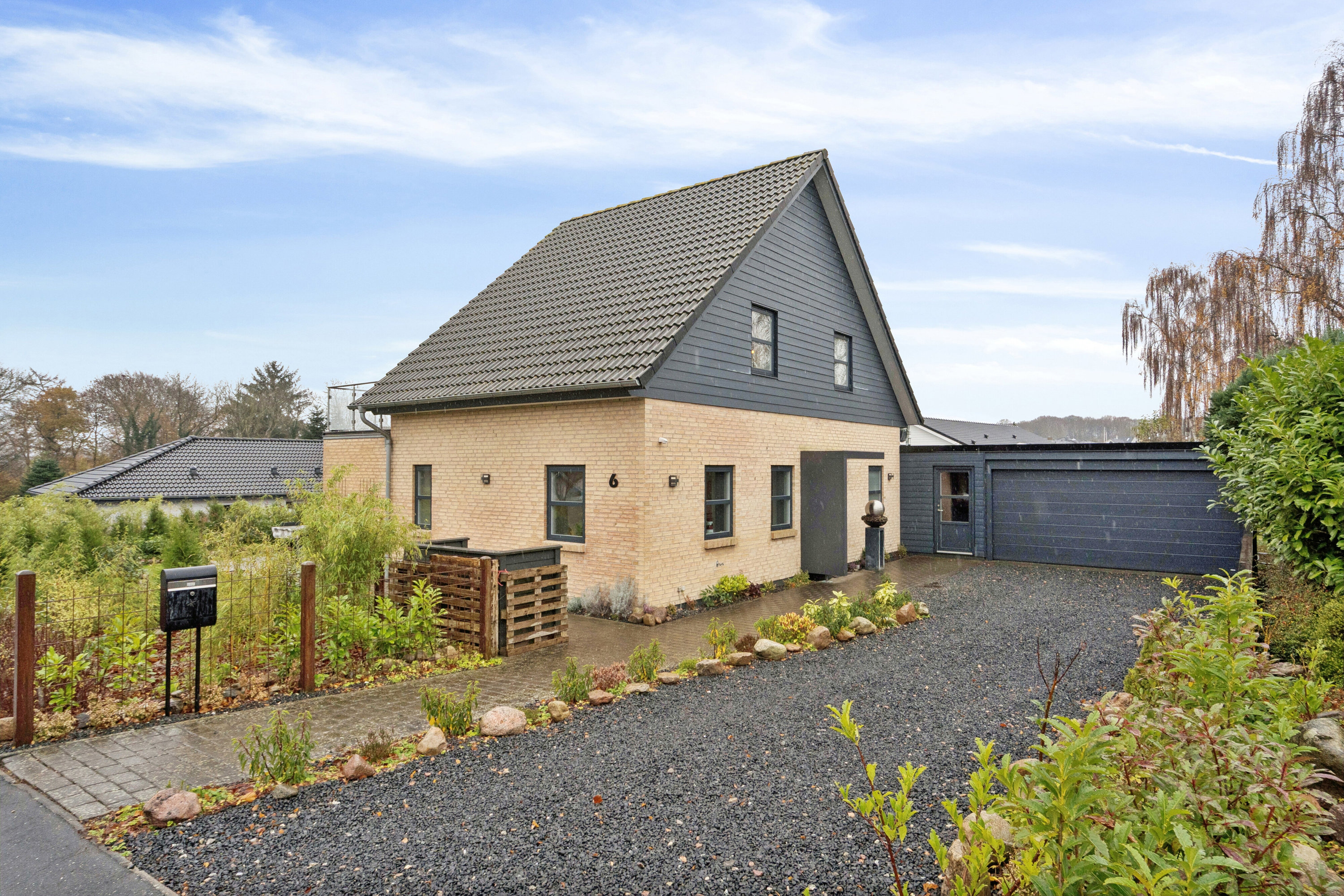 Fremhævet ejendommen set fra vejen billede i fuldskærmstilstand. Billede af Musvitvej 6, Kollund, 6340 Kruså