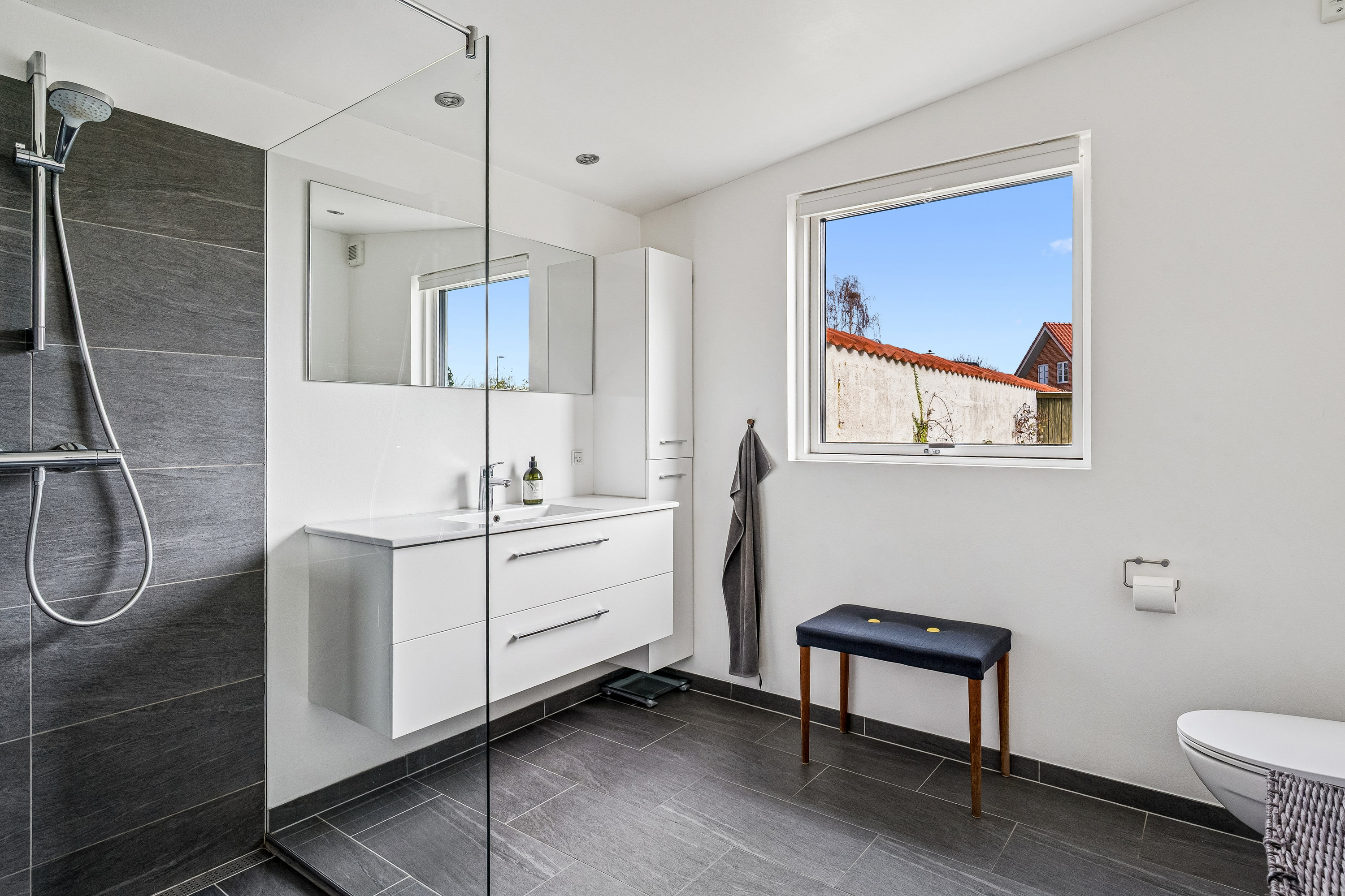 Fremhævet badeværelse billede i fuldskærmstilstand. Billede af Fuglsøvej 4, 8240 Risskov