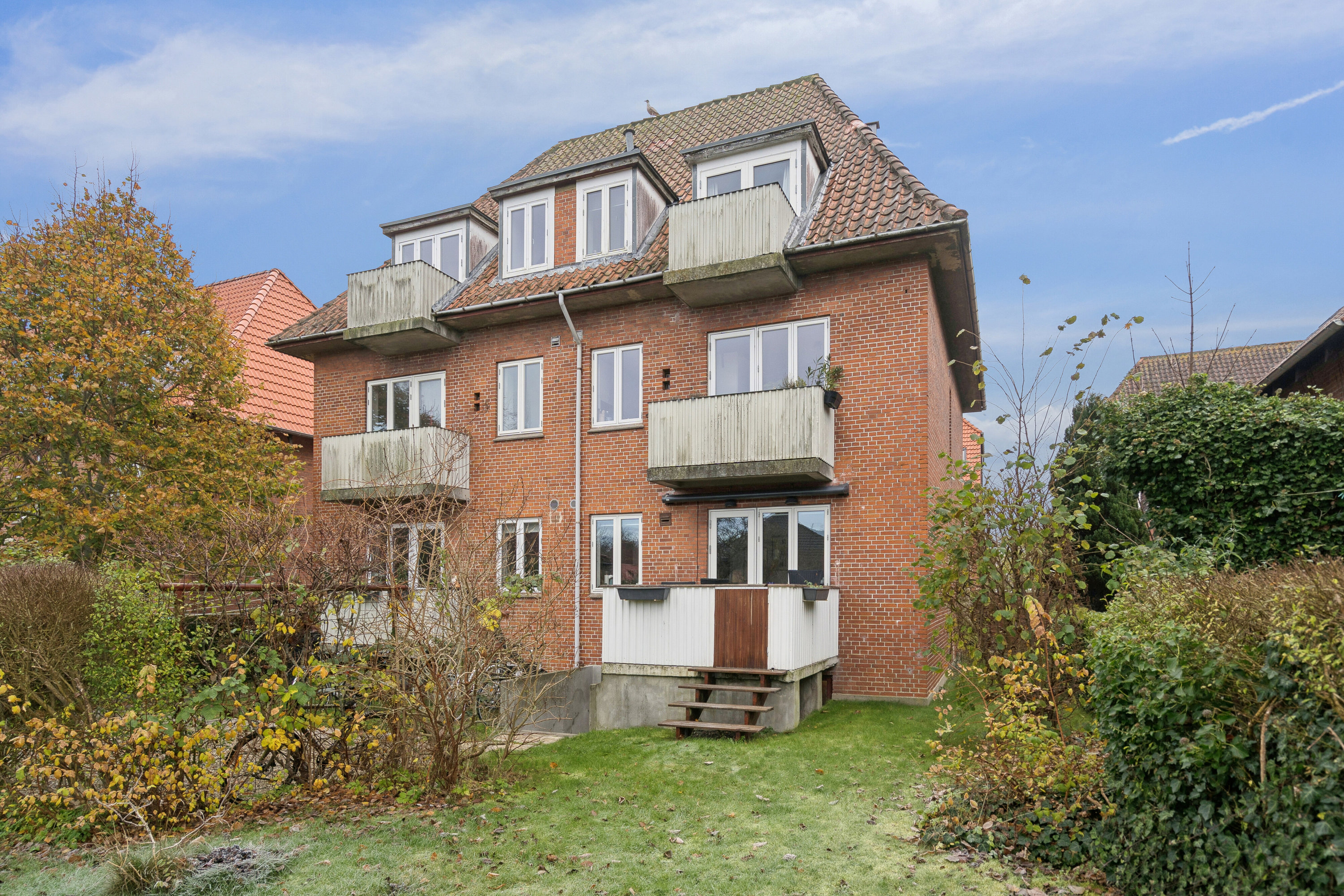 Fremhævet set fra vejen billede i fuldskærmstilstand. Billede af Holmehusvej 70, st.. tv., 5000 Odense C