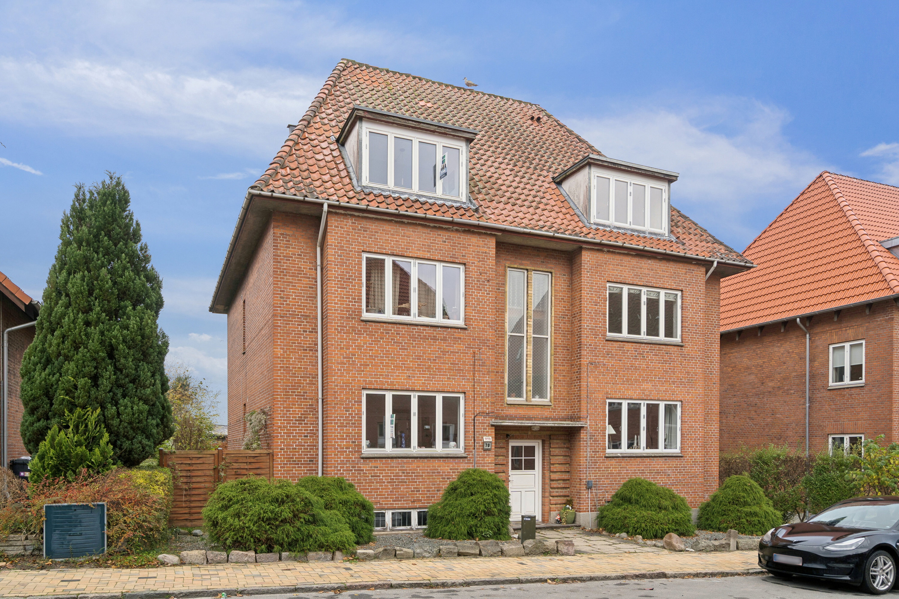 Fremhævet set fra vejen billede i fuldskærmstilstand. Billede af Holmehusvej 70, st.. tv., 5000 Odense C