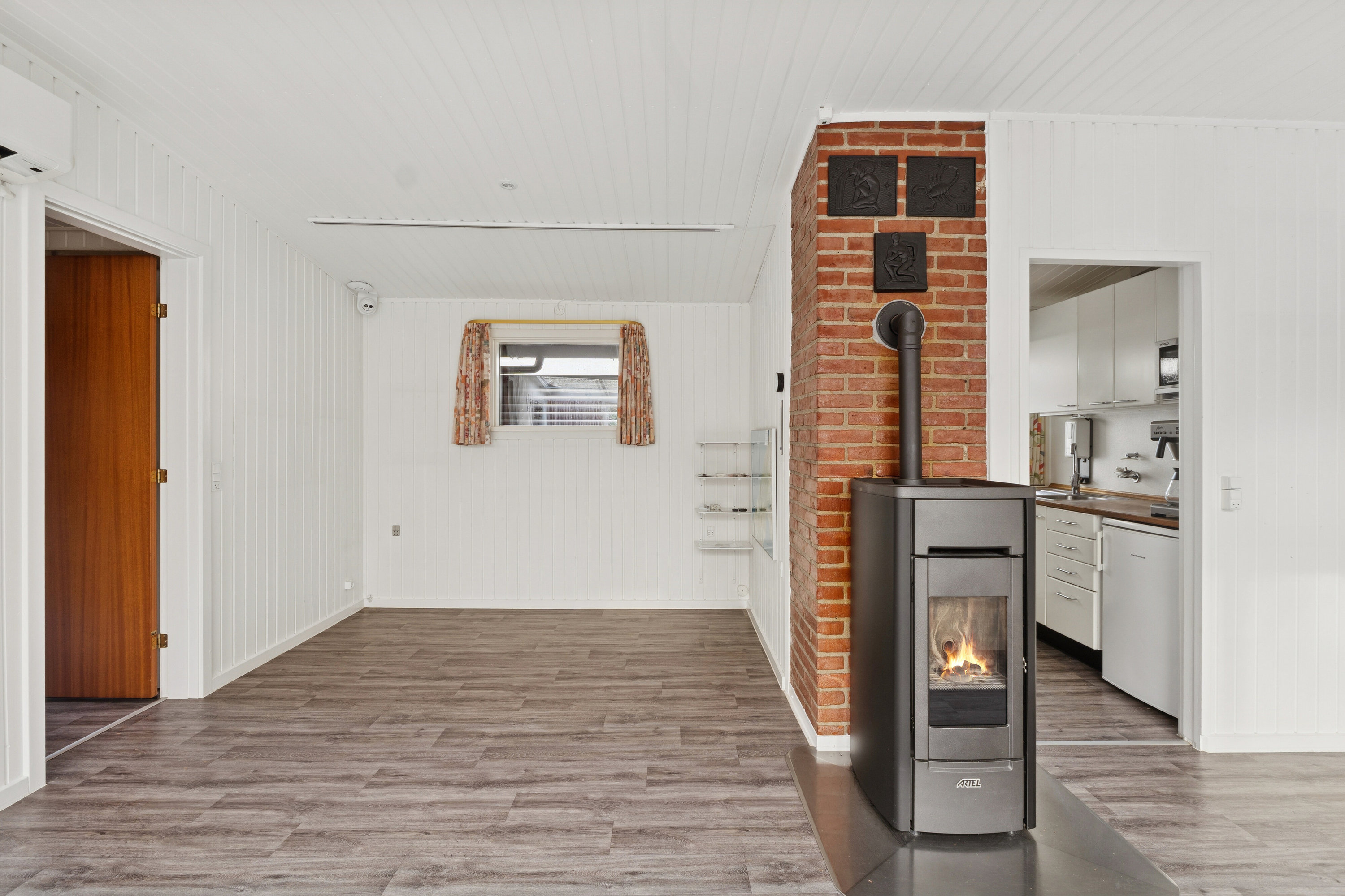 Fremhævet stue billede i fuldskærmstilstand. Billede af Gyvelvej 1, Asserbo, 3300 Frederiksværk