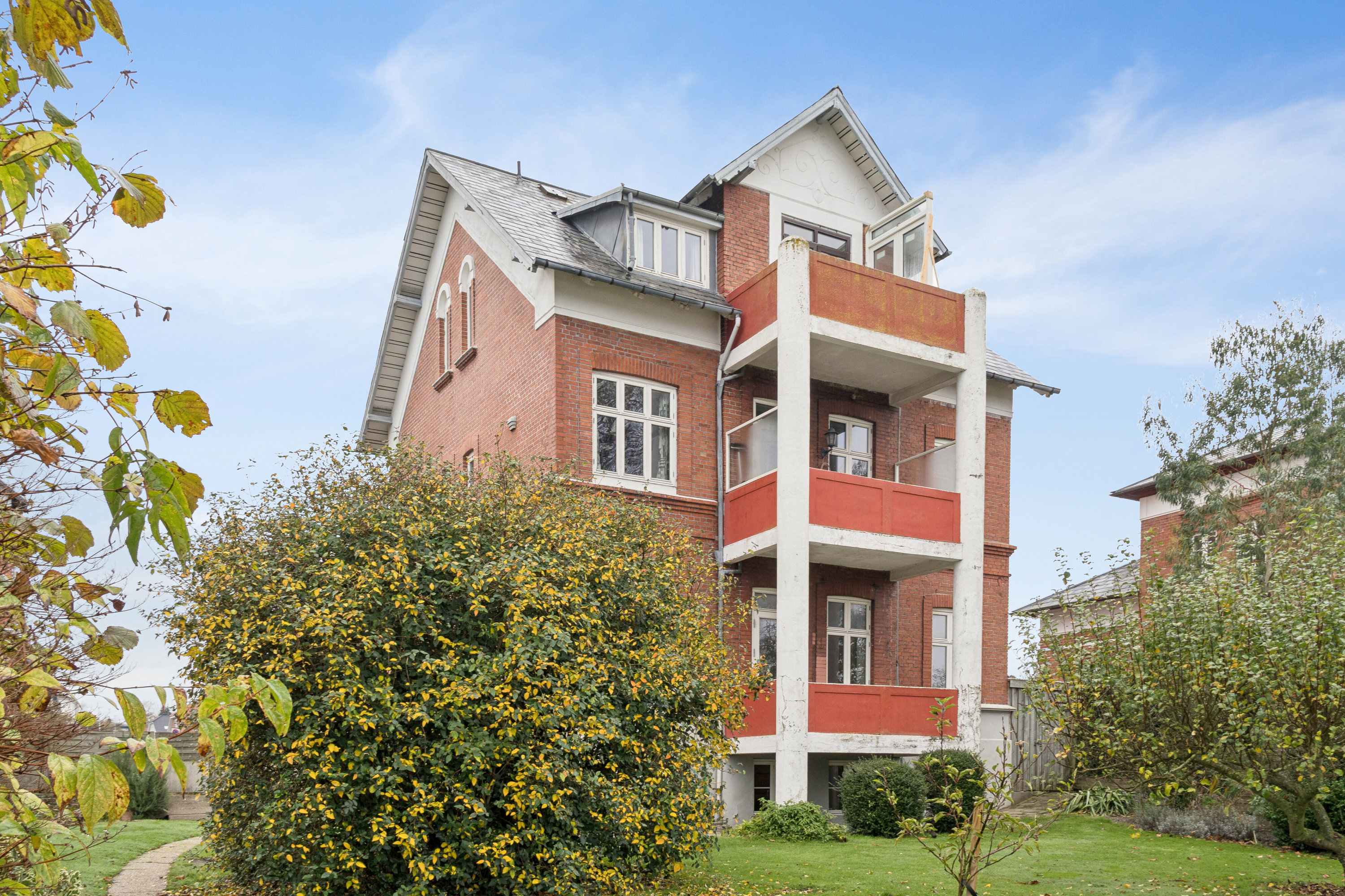 Fremhævet set fra haven billede i fuldskærmstilstand. Billede af Dyrehavevej 21, 5800 Nyborg