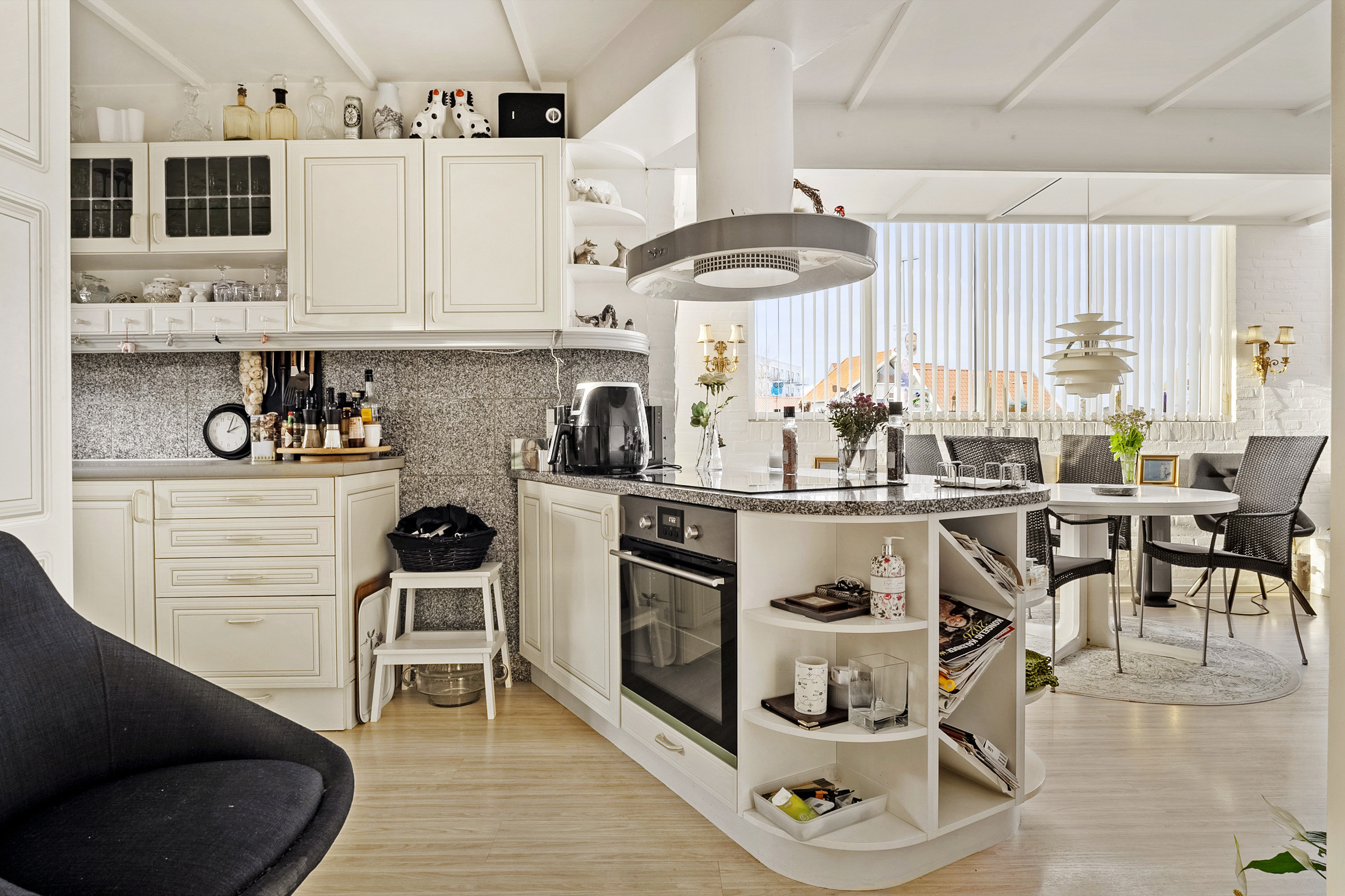 Fremhævet køkken billede i fuldskærmstilstand. Billede af Strandvejen 1E, 7130 Juelsminde