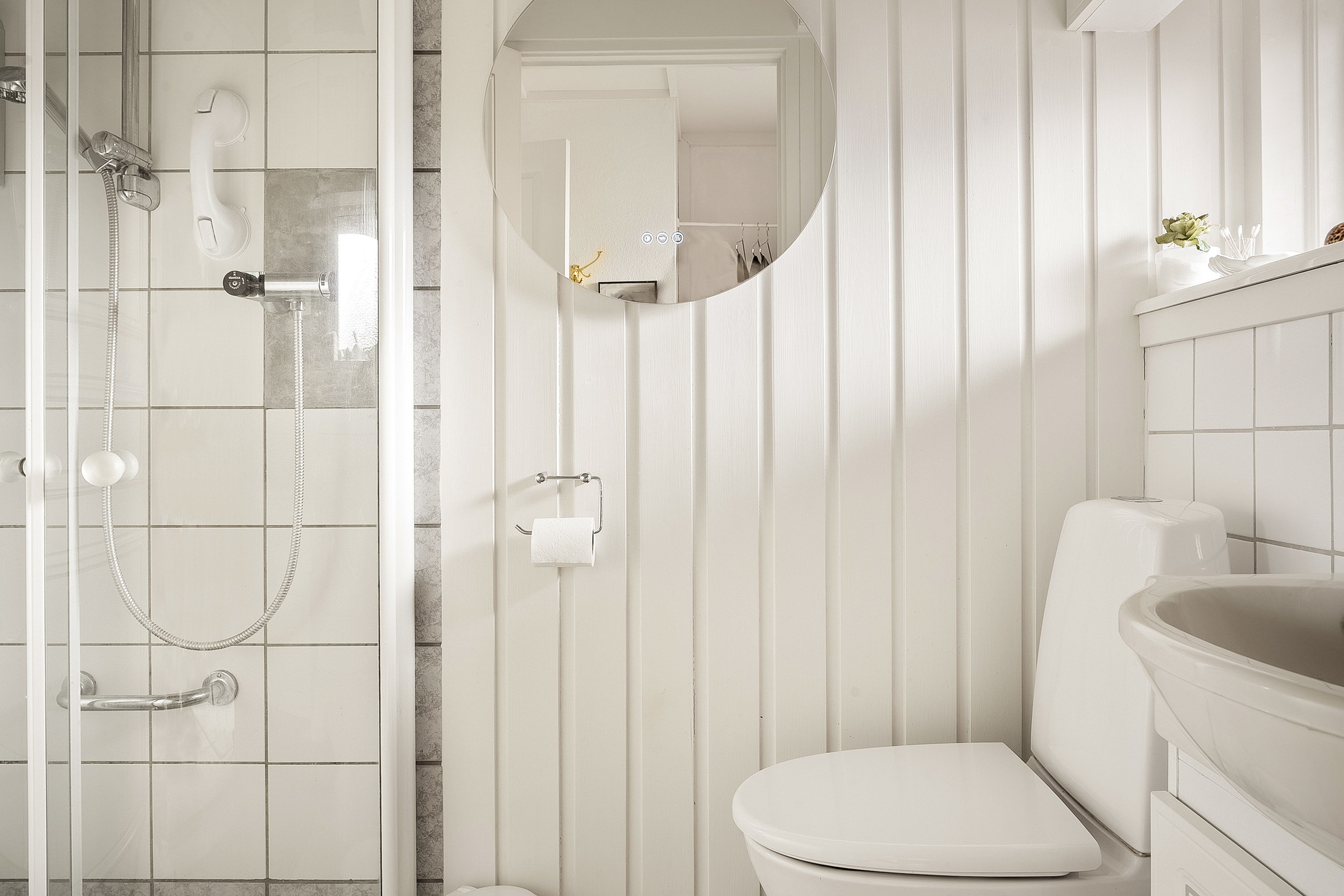 Fremhævet badeværelse billede i fuldskærmstilstand. Billede af Strandvejen 1E, 7130 Juelsminde