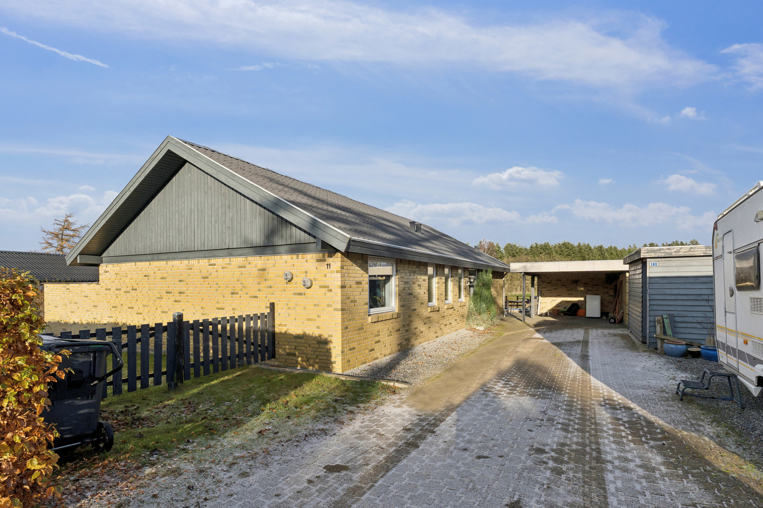 Fremhævet set fra vejen billede i fuldskærmstilstand. Billede af Kærvænget 11, Astrup, 9800 Hjørring