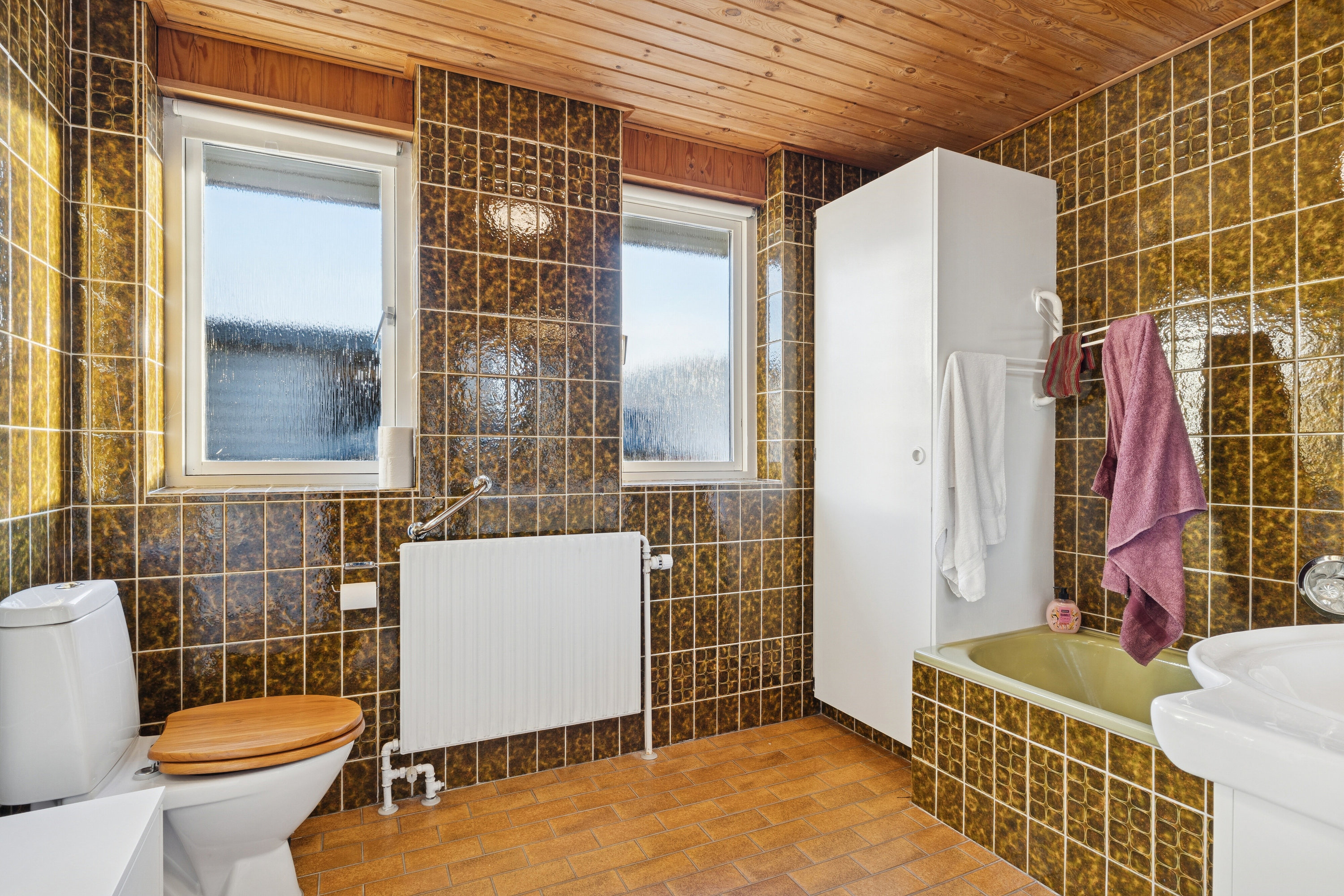 Fremhævet badeværelse billede i fuldskærmstilstand. Billede af Kærvænget 11, Astrup, 9800 Hjørring