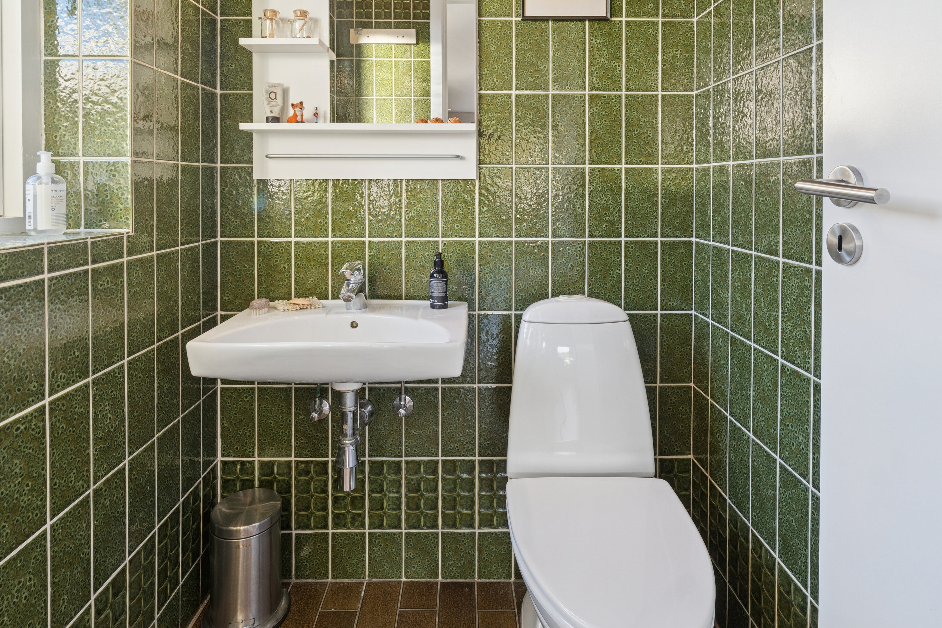 Fremhævet toilet billede i fuldskærmstilstand. Billede af Kærvænget 11, Astrup, 9800 Hjørring