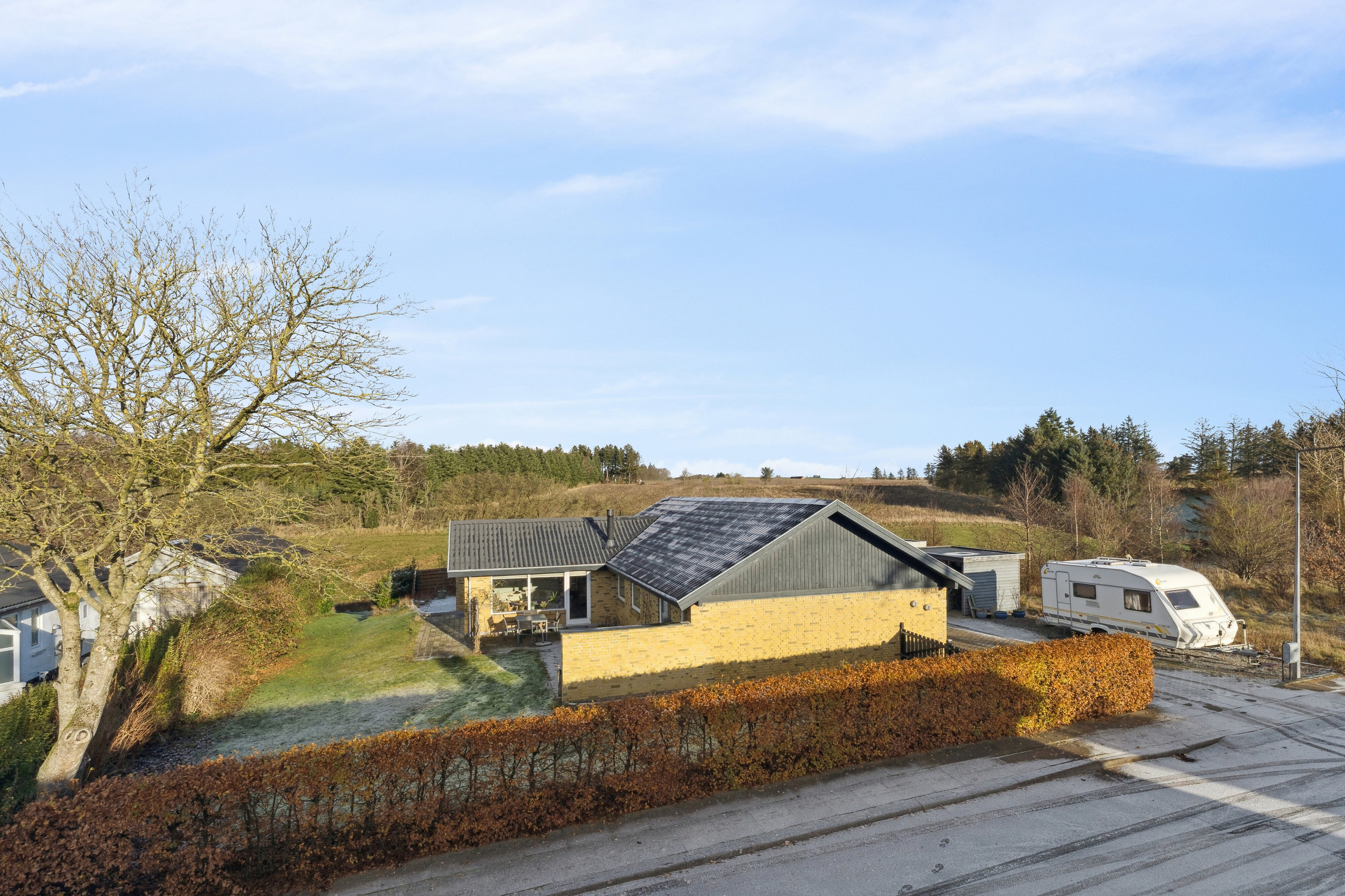 Fremhævet ser fra vejen billede i fuldskærmstilstand. Billede af Kærvænget 11, Astrup, 9800 Hjørring