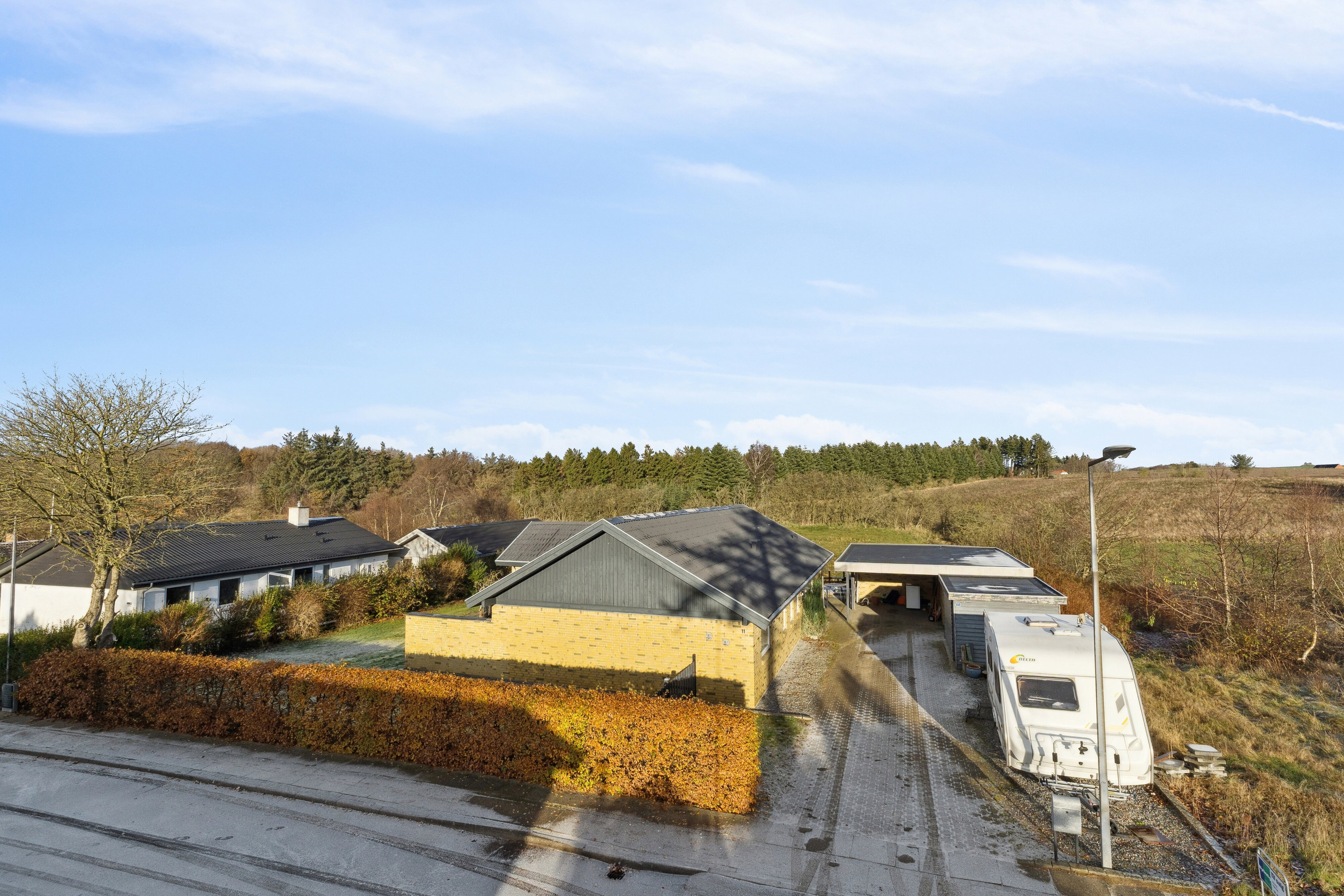 Fremhævet set fra vejen billede i fuldskærmstilstand. Billede af Kærvænget 11, Astrup, 9800 Hjørring