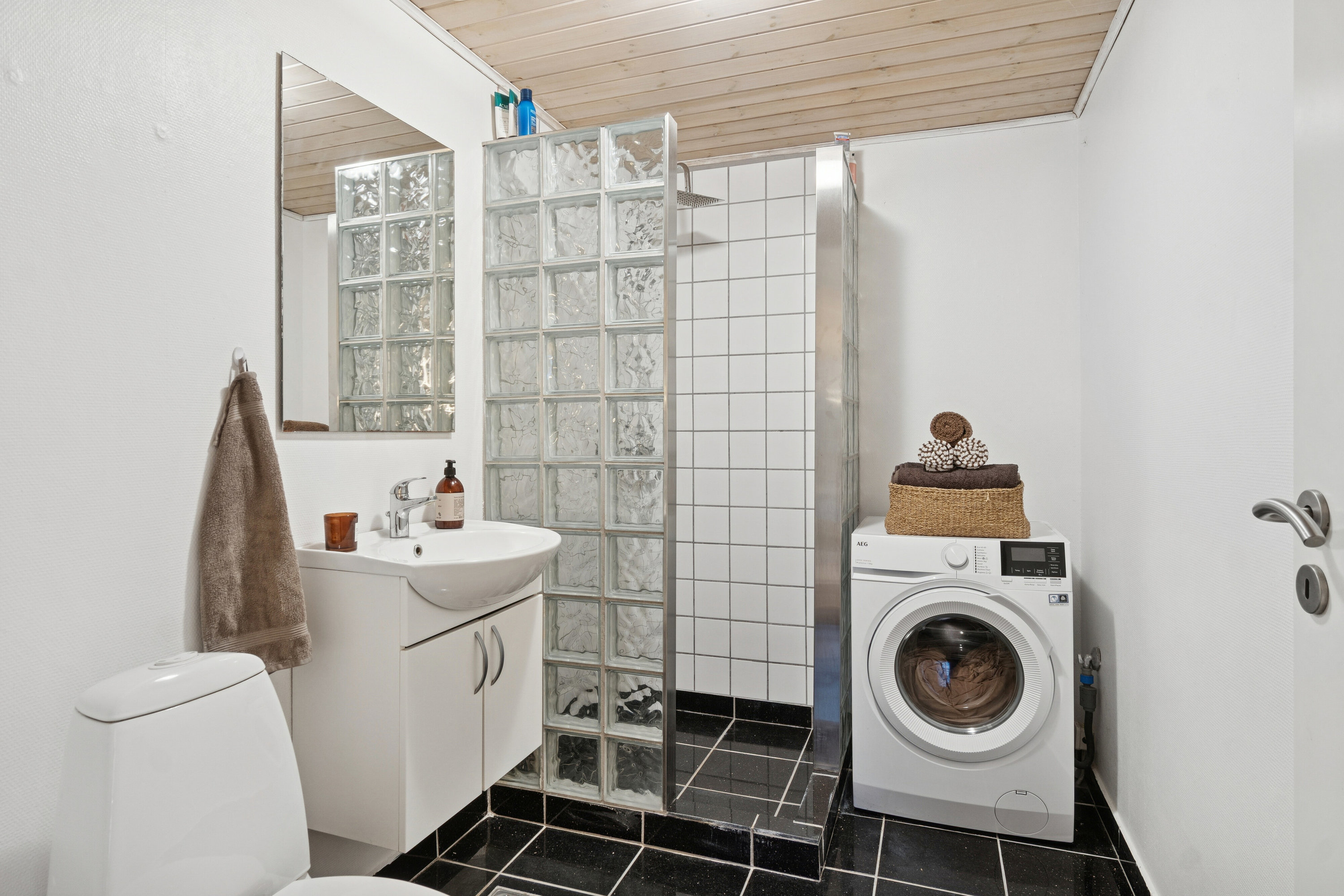 Fremhævet badeværelse billede i fuldskærmstilstand. Billede af Røsnæsvej 169A, 1., 4400 Kalundborg