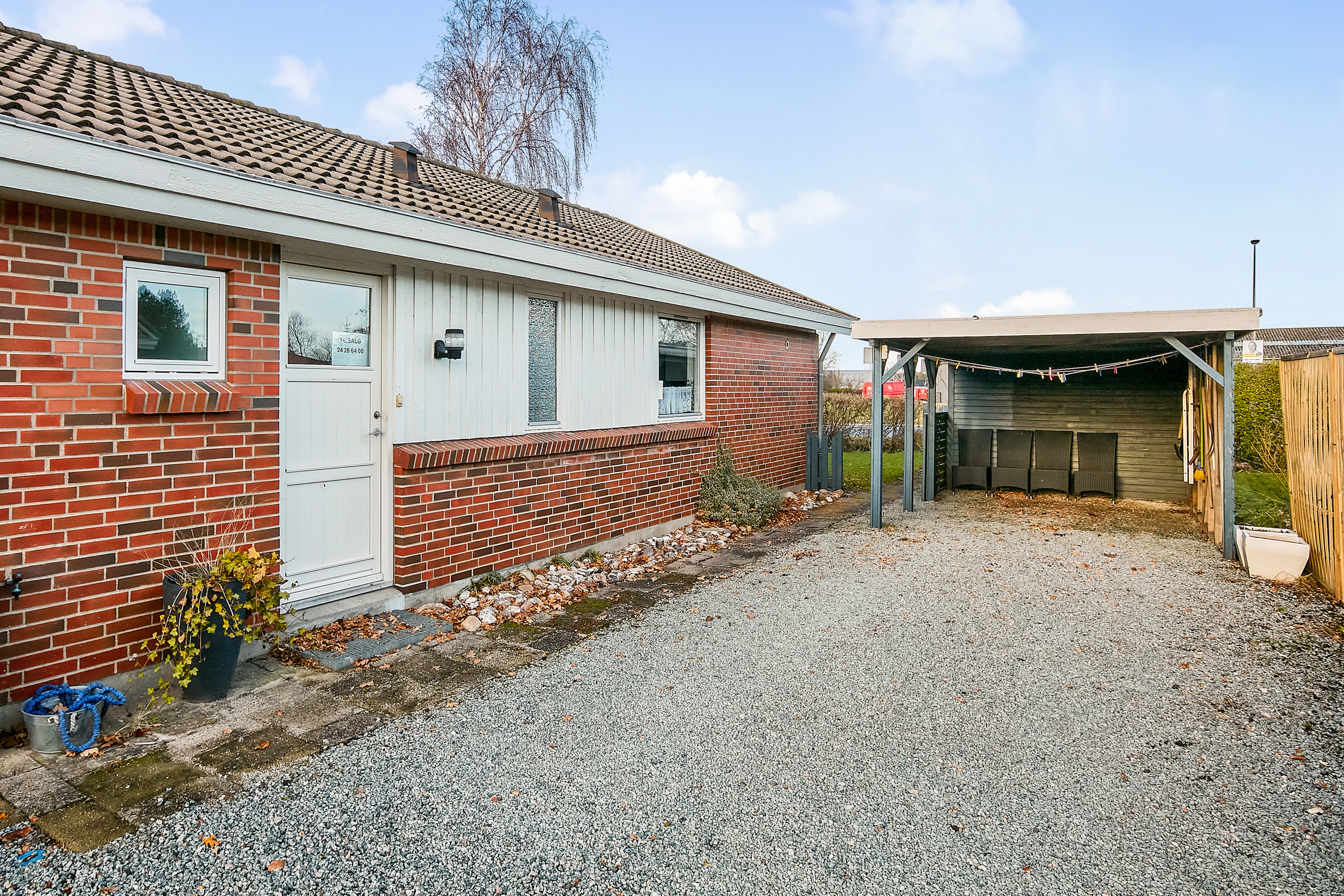 Fremhævet carport billede i fuldskærmstilstand. Billede af Rosavej 1B, 7160 Tørring