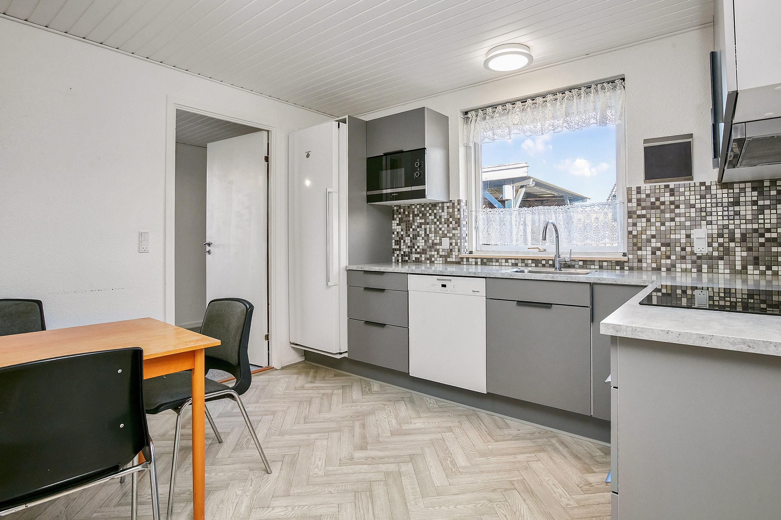 Fremhævet køkken alrum billede i fuldskærmstilstand. Billede af Rosavej 1B, 7160 Tørring