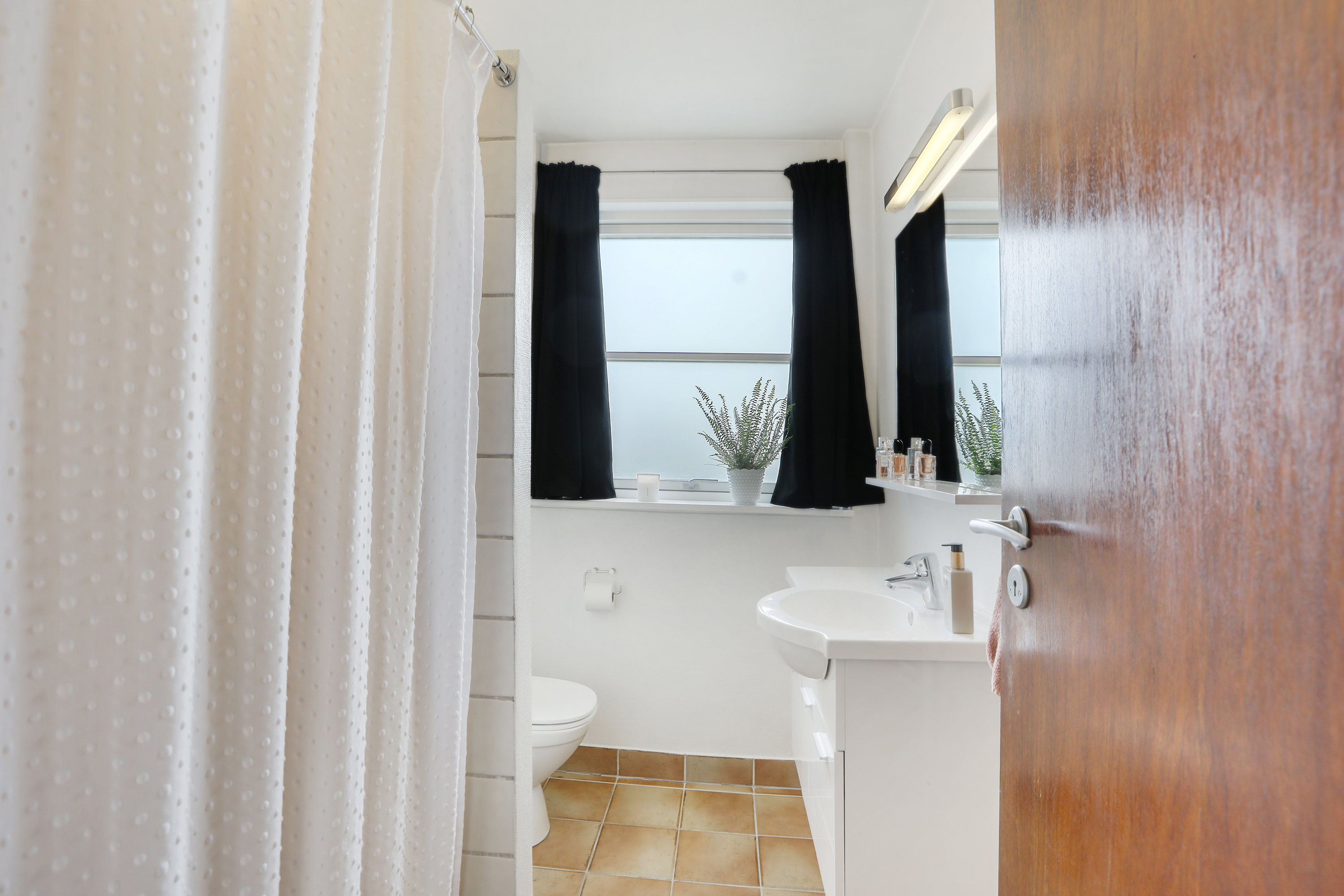 Fremhævet badeværelse billede i fuldskærmstilstand. Billede af Vibyvej 5, 2740 Skovlunde