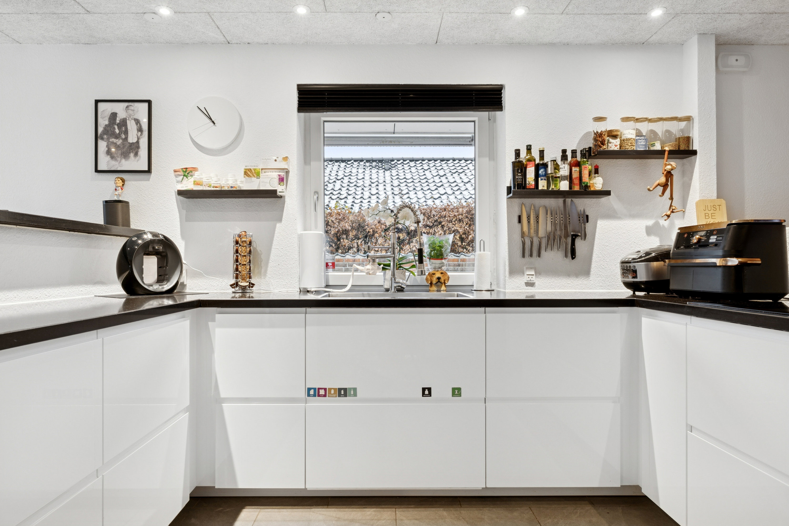 Fremhævet køkken billede i fuldskærmstilstand. Billede af Østerskovvej 47E, Kollund, 6340 Kruså