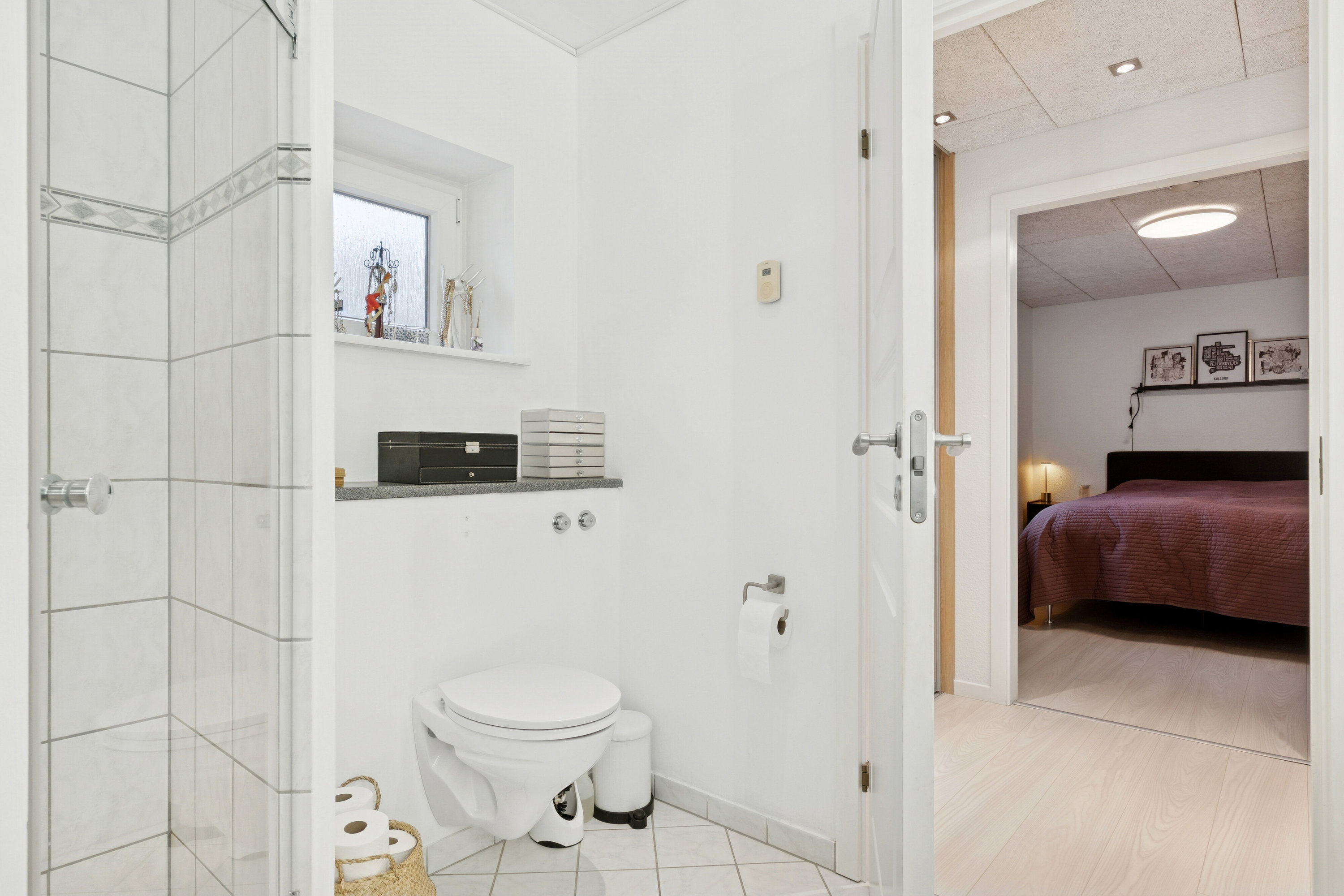 Fremhævet badeværelse billede i fuldskærmstilstand. Billede af Østerskovvej 47E, Kollund, 6340 Kruså