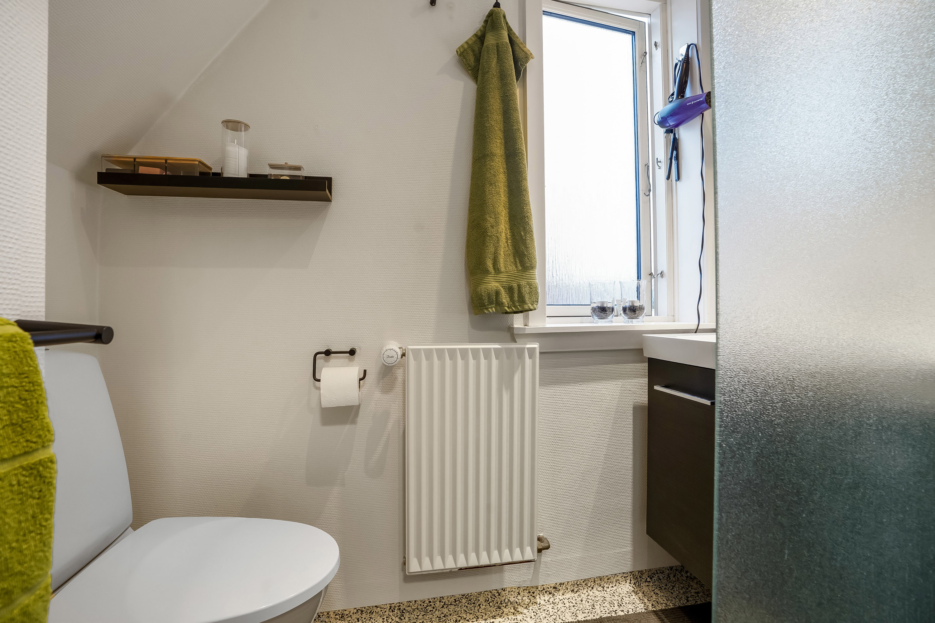 Fremhævet toilet billede i fuldskærmstilstand. Billede af Solsortevej 18, 5500 Middelfart