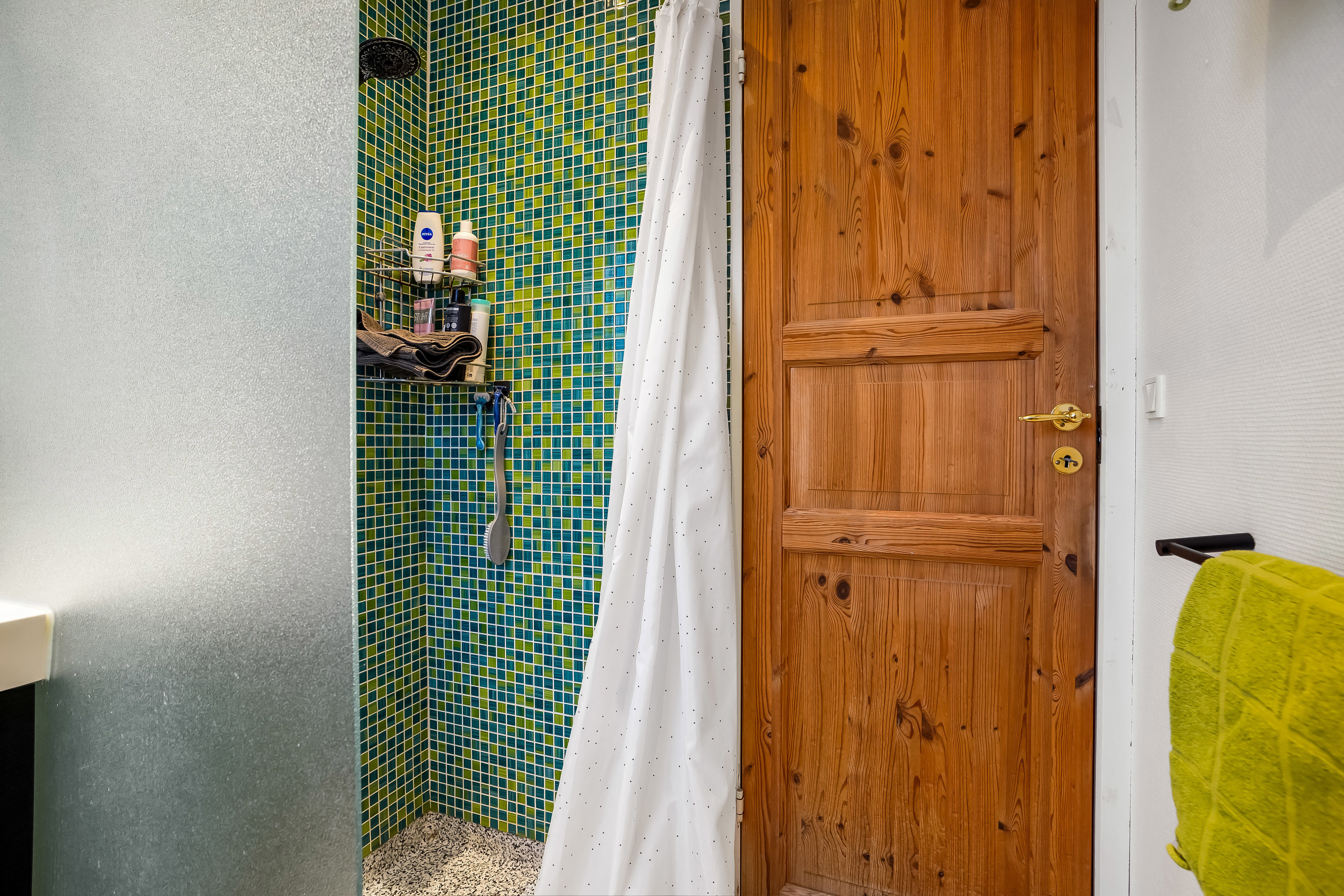 Fremhævet badeværelse billede i fuldskærmstilstand. Billede af Solsortevej 18, 5500 Middelfart