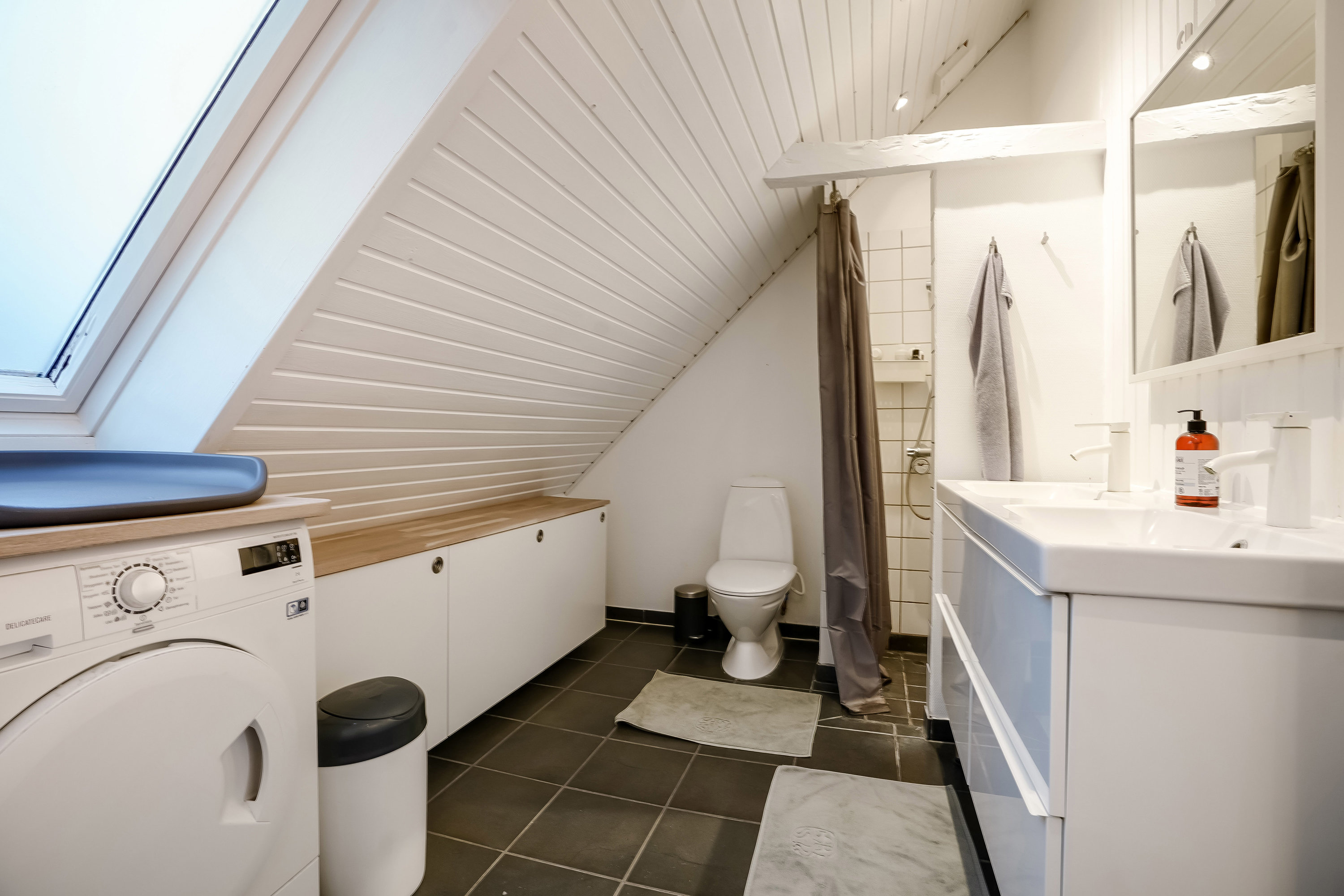 Fremhævet badeværelse billede i fuldskærmstilstand. Billede af Vesterbro 80A, 5000 Odense C