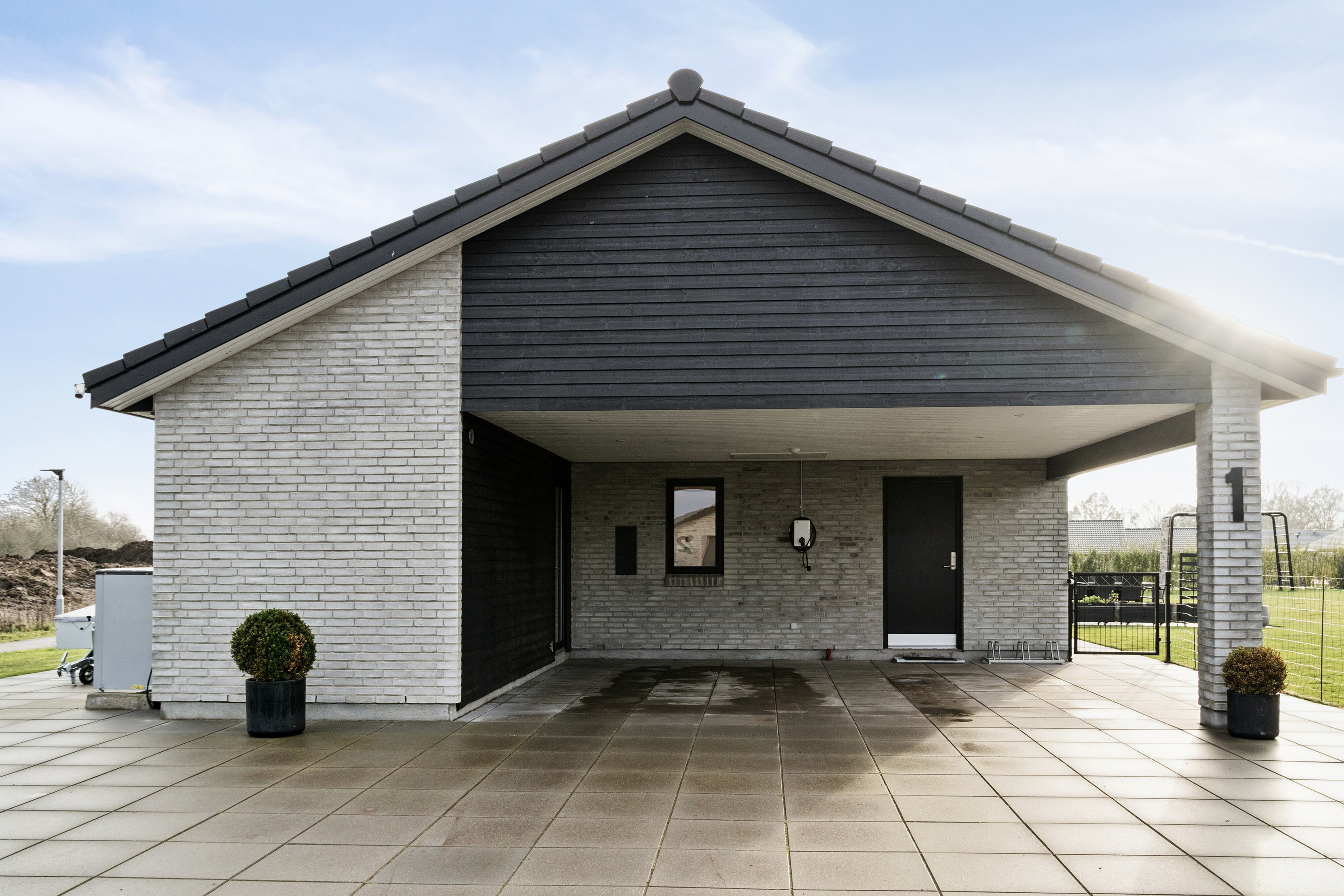 Miniaturebillede 2: set fra vejen. Billede af Humle Bakke 1, 4390 Vipperød