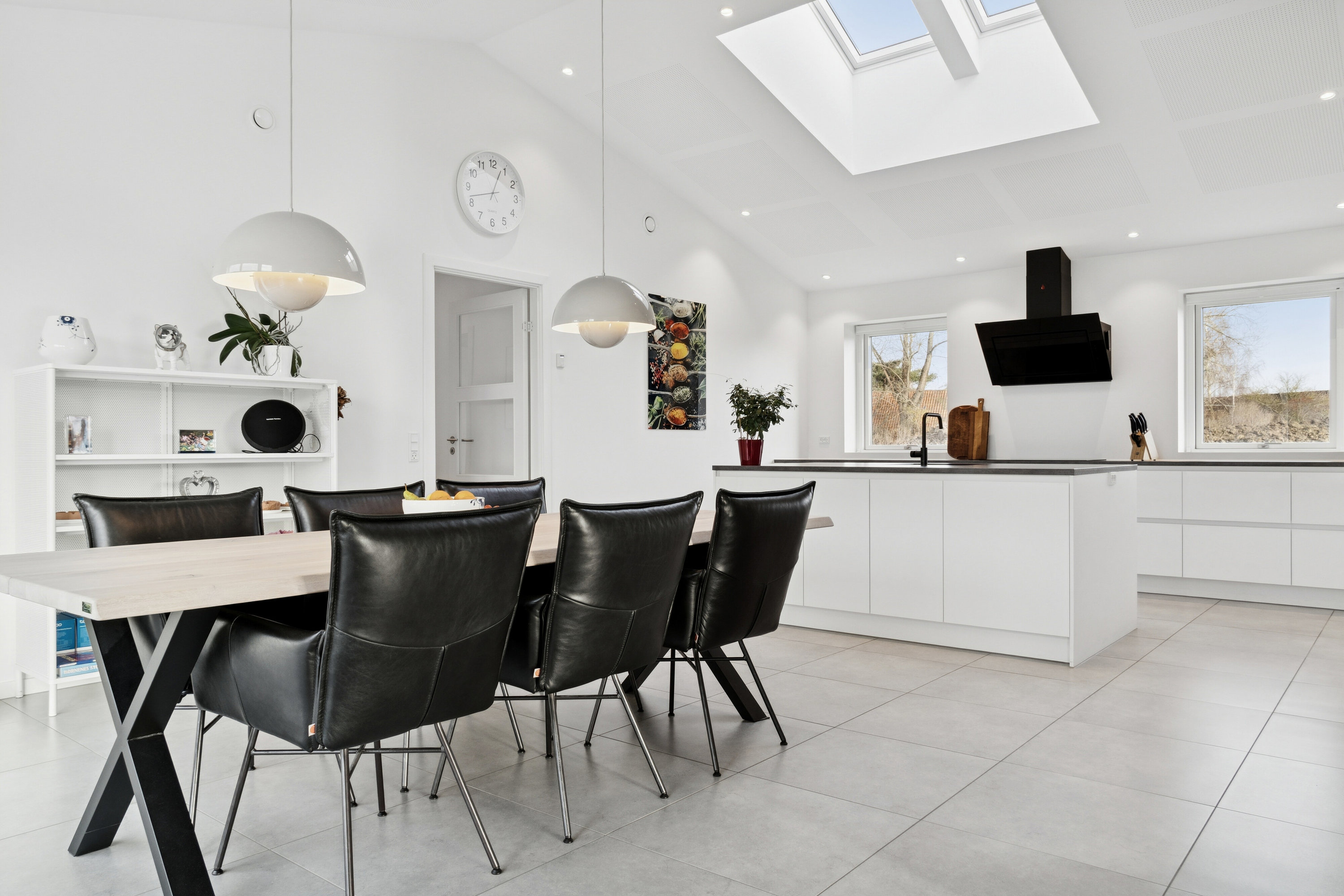 Fremhævet spisestue billede i fuldskærmstilstand. Billede af Humle Bakke 1, 4390 Vipperød