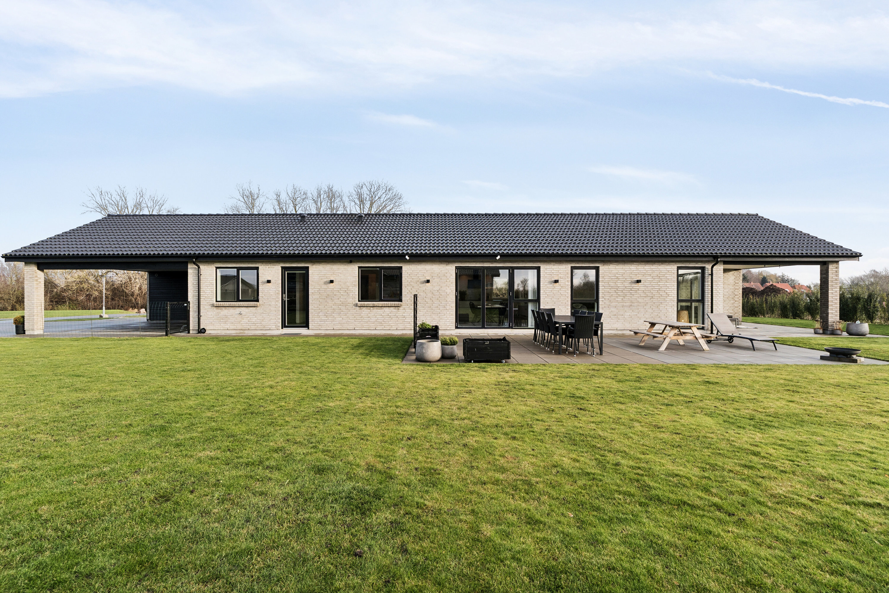 Miniaturebillede 1: set fra haven. Billede af Humle Bakke 1, 4390 Vipperød