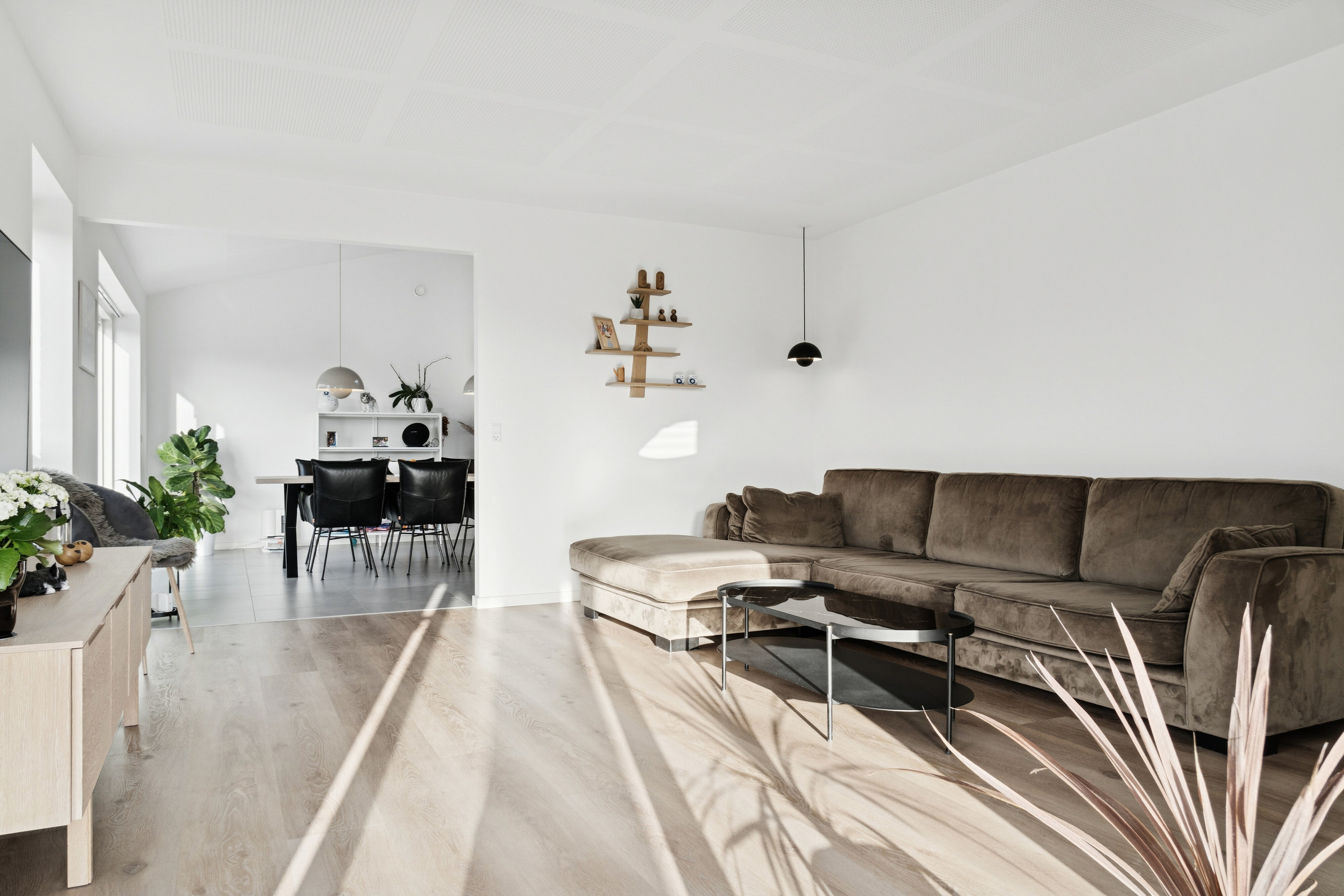 Fremhævet stue billede i fuldskærmstilstand. Billede af Humle Bakke 1, 4390 Vipperød