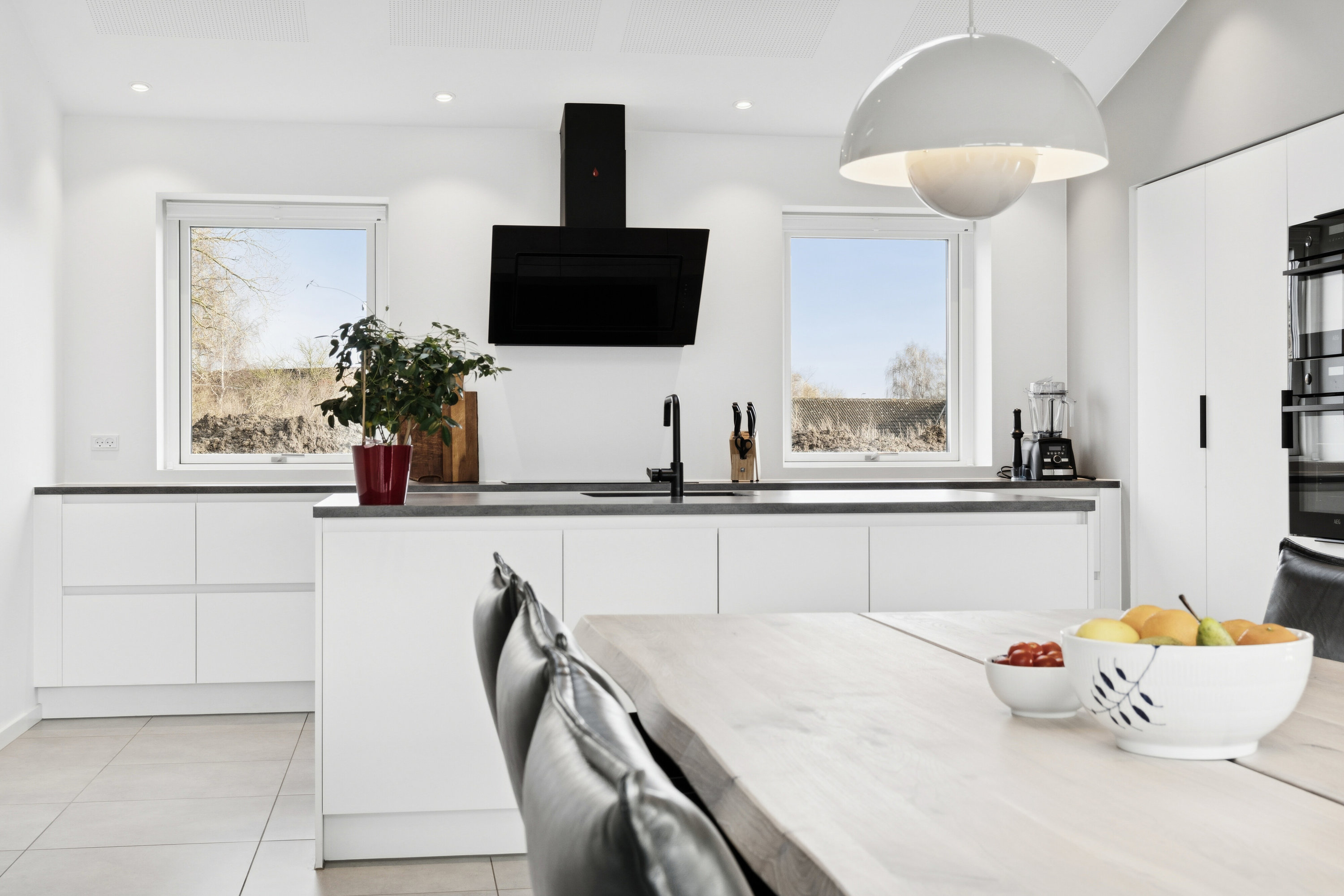 Fremhævet spisestue billede i fuldskærmstilstand. Billede af Humle Bakke 1, 4390 Vipperød