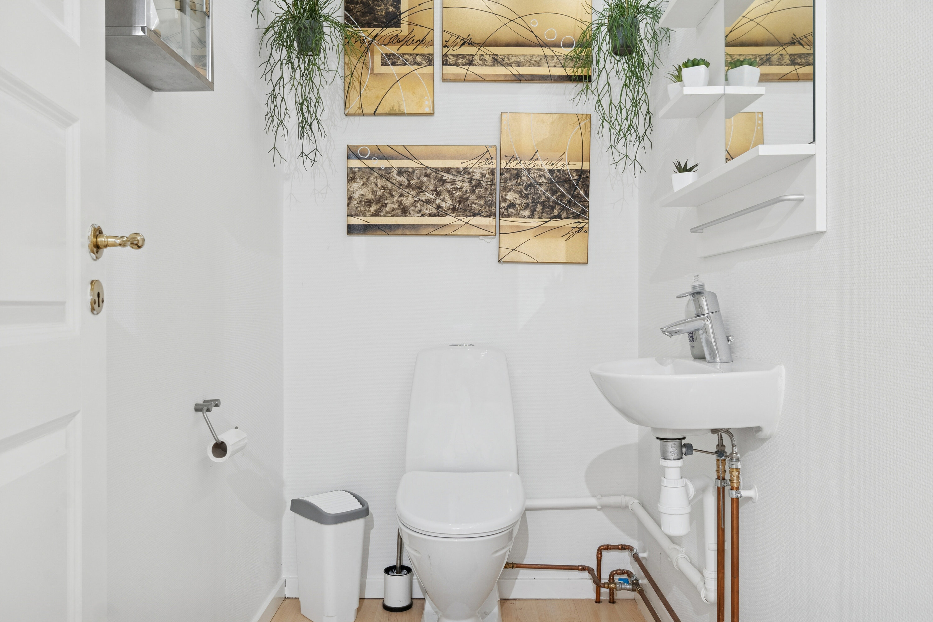 Fremhævet toilet billede i fuldskærmstilstand. Billede af Helsingevej 150K, Asserbo, 3300 Frederiksværk