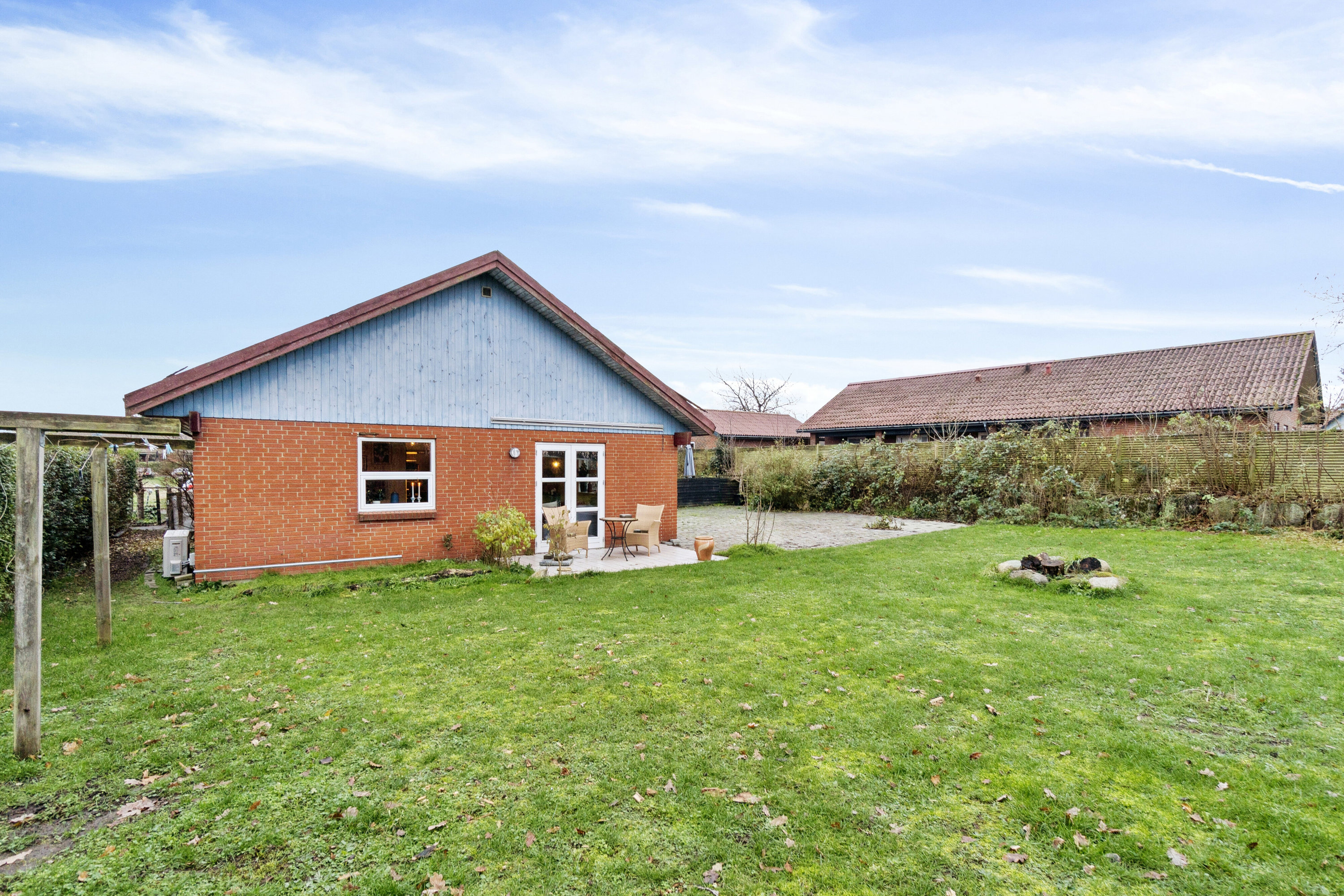 Fremhævet set fra haven billede i fuldskærmstilstand. Billede af Baneengen 13, Nylars, 3720 Aakirkeby