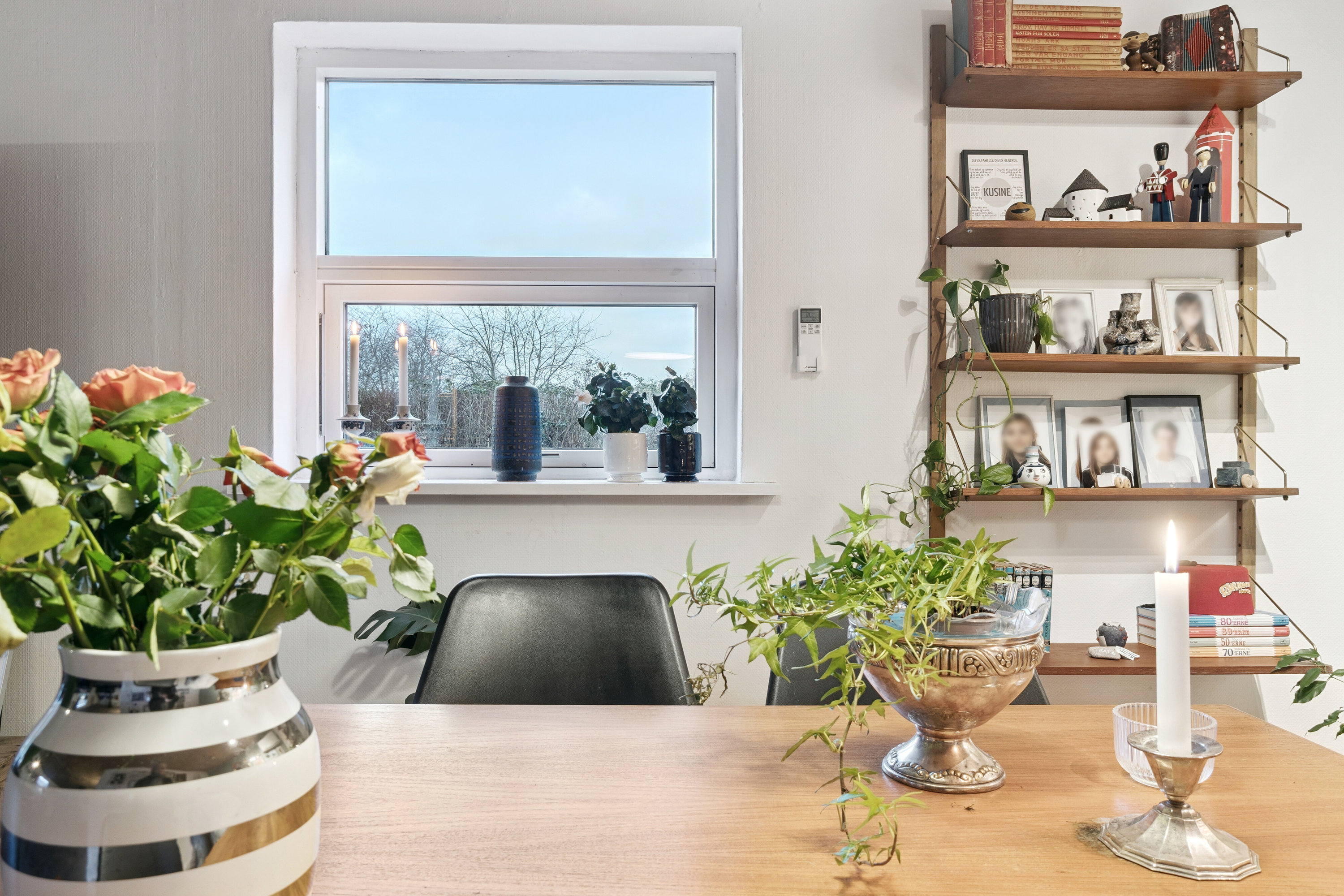 Fremhævet spisestue billede i fuldskærmstilstand. Billede af Baneengen 13, Nylars, 3720 Aakirkeby